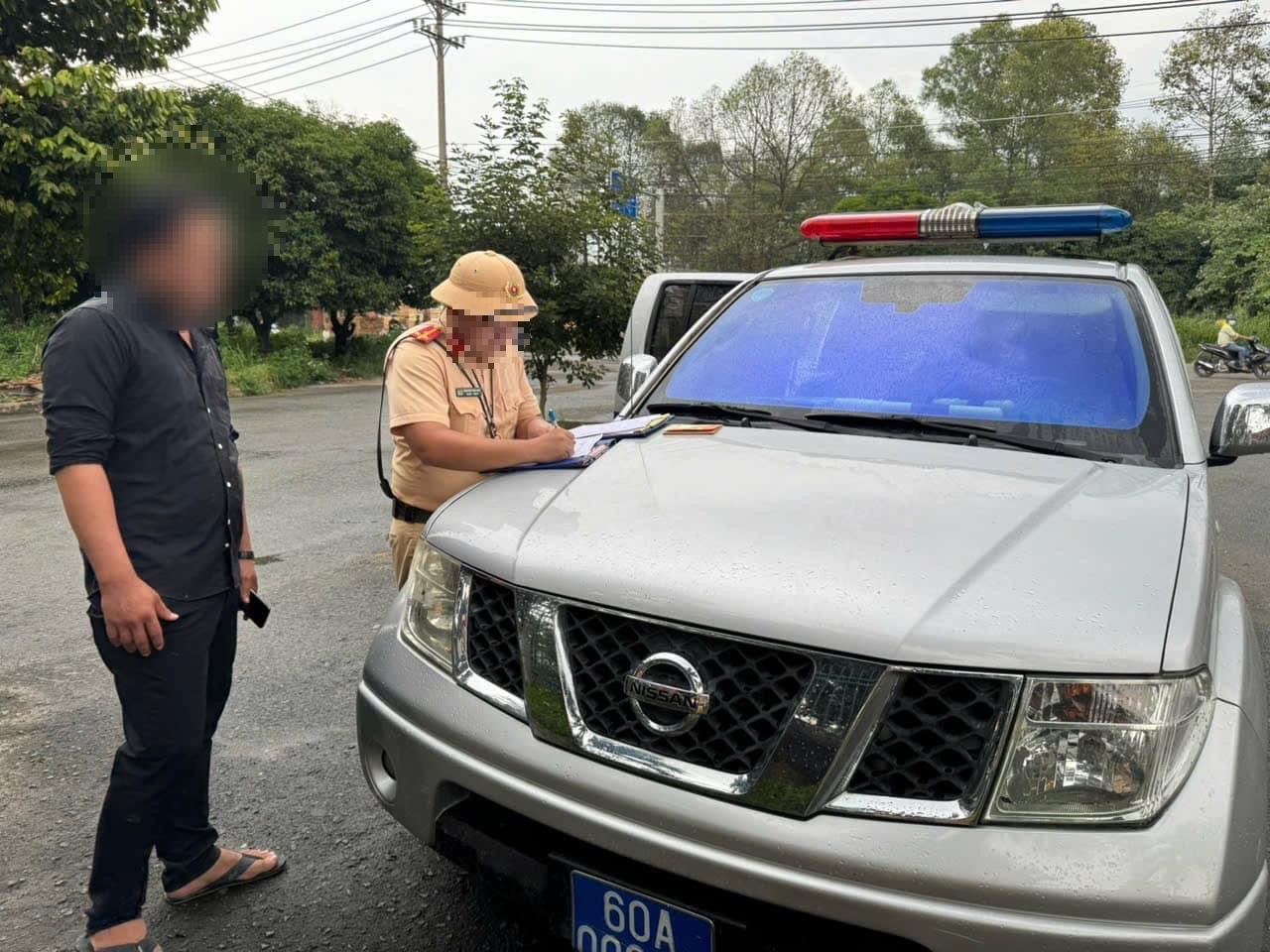 Lập bi&ecirc;n bản t&agrave;i xế xe tải ben đi ngược chiều, vượt đ&egrave;n đỏ ở Bi&ecirc;n H&ograve;a- Ảnh 1.