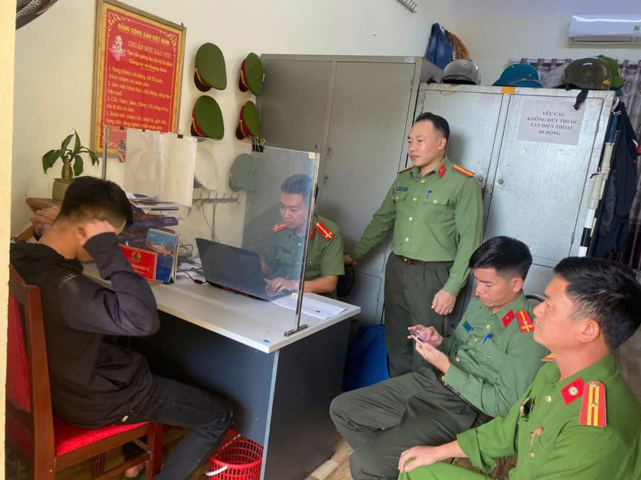 Quay video đăng facebook x&uacute;c phạm CSGT, nam thanh ni&ecirc;n bị phạt nặng- Ảnh 1.