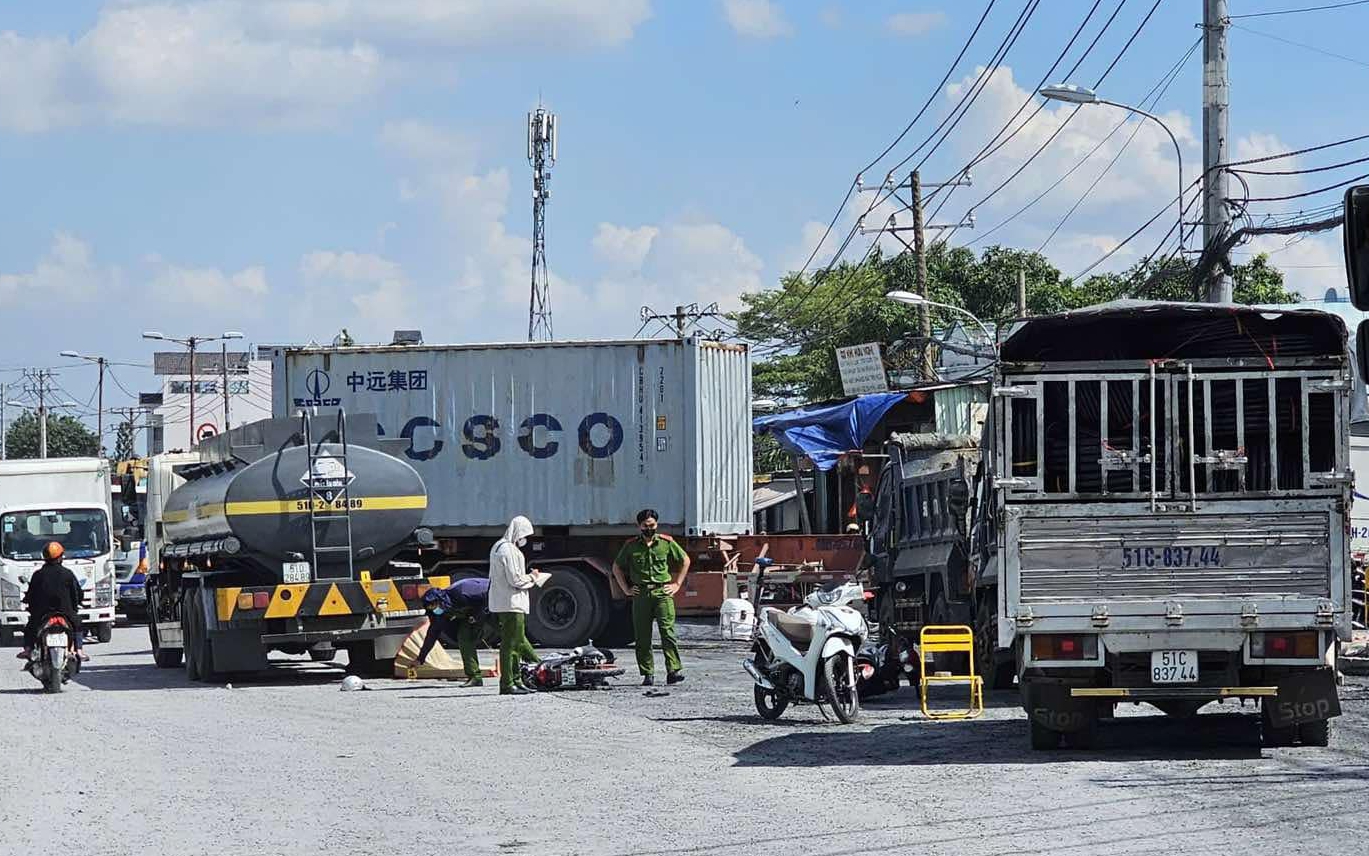 Tai nạn li&ecirc;n ho&agrave;n giữa xe bồn với 2 xe m&aacute;y, 1 người tử vong