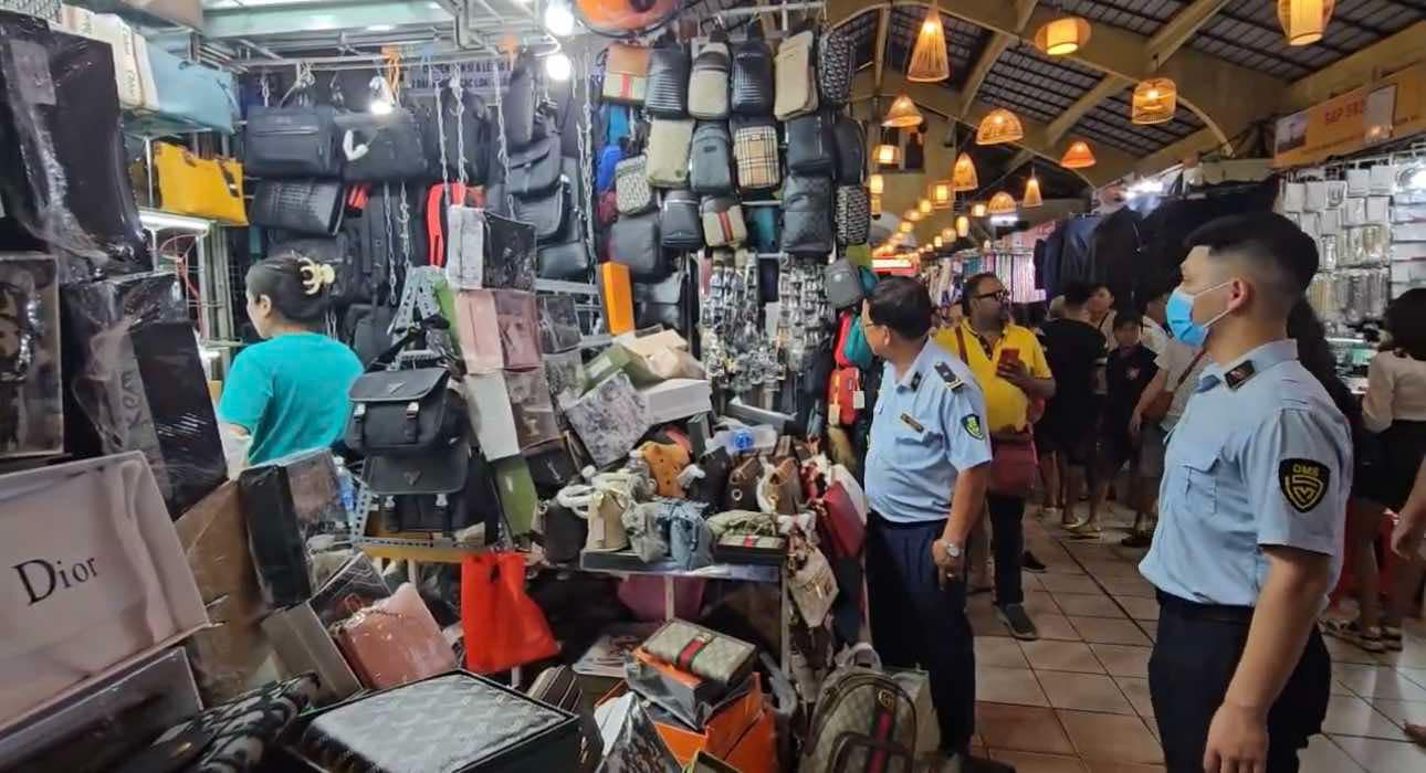 Ph&aacute;t hiện h&agrave;ng loạt đồng hồ, t&uacute;i x&aacute;ch giả mạo tại chợ Bến Th&agrave;nh- Ảnh 1.