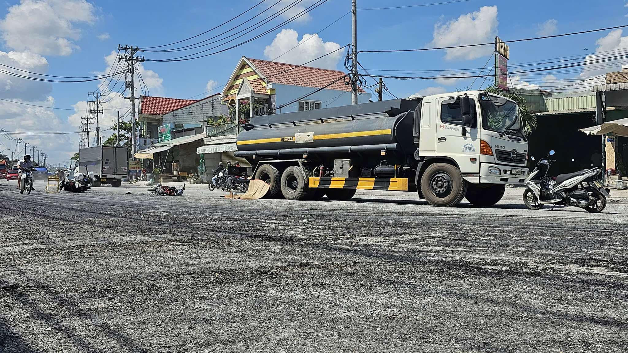 Tai nạn li&ecirc;n ho&agrave;n giữa xe bồn với 2 xe m&aacute;y, 1 người tử vong- Ảnh 1.