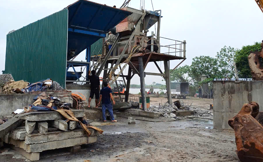 Th&aacute;i B&igrave;nh th&aacute;o dỡ 2 trạm trộn b&ecirc; t&ocirc;ng x&acirc;y dựng tr&aacute;i ph&eacute;p ngo&agrave;i b&atilde;i s&ocirc;ng Hồng- Ảnh 1.