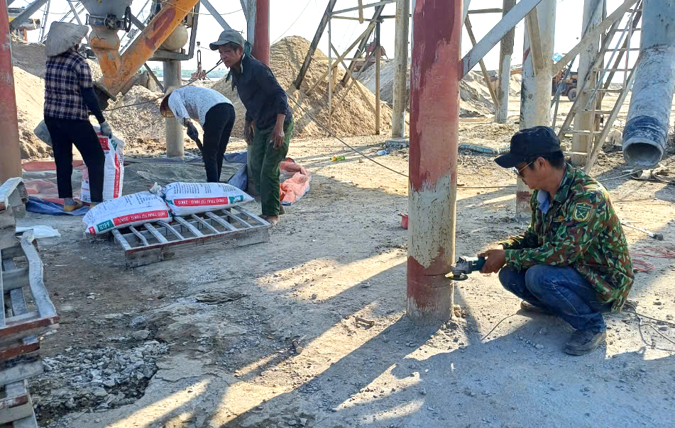 Th&aacute;i B&igrave;nh th&aacute;o dỡ 2 trạm trộn b&ecirc; t&ocirc;ng x&acirc;y dựng tr&aacute;i ph&eacute;p ngo&agrave;i b&atilde;i s&ocirc;ng Hồng- Ảnh 2.