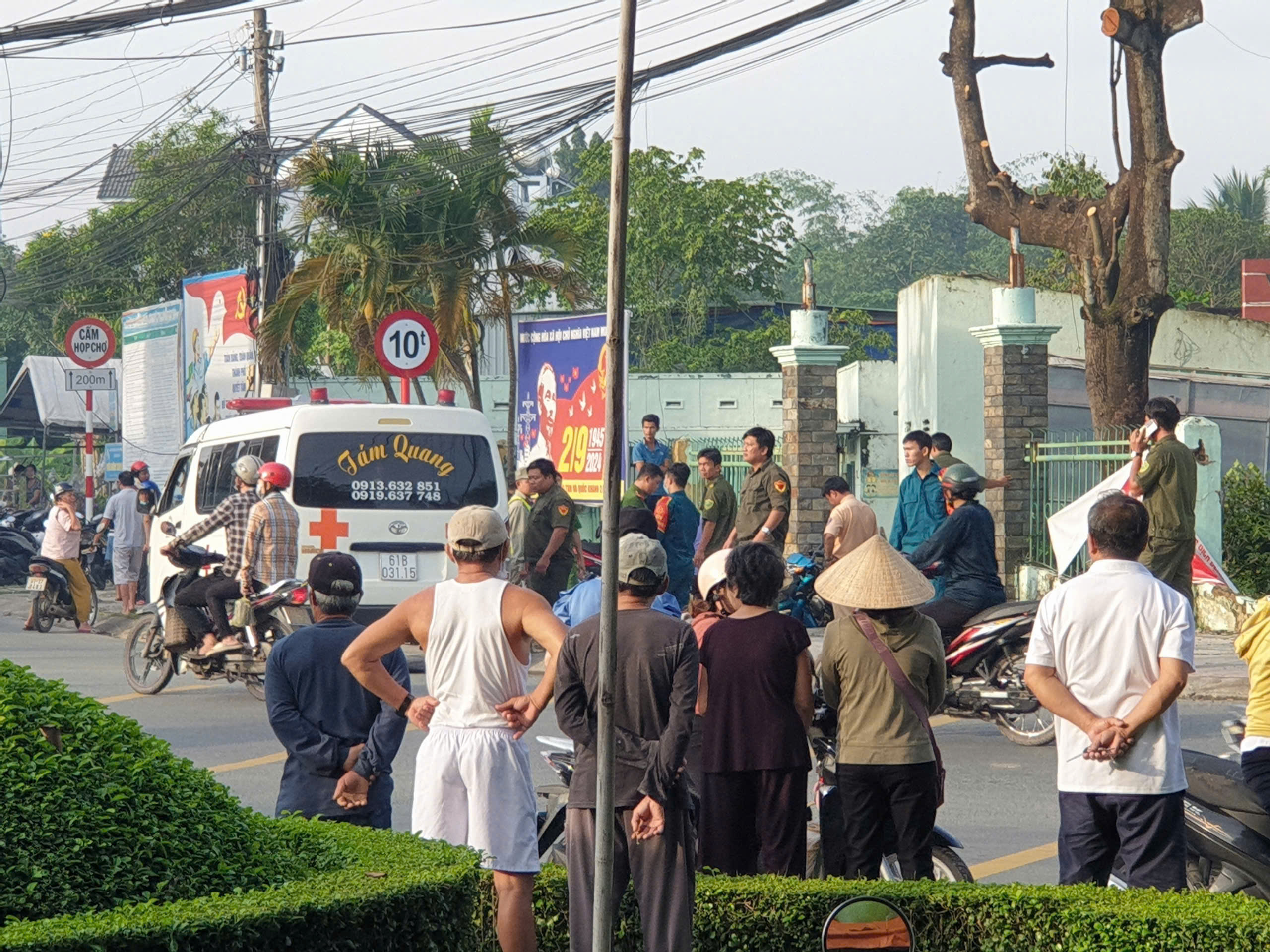 Xe m&aacute;y t&ocirc;ng h&agrave;ng r&agrave;o trụ sở bỏ hoang, nam thanh ni&ecirc;n tử vong trong đ&ecirc;m- Ảnh 2.