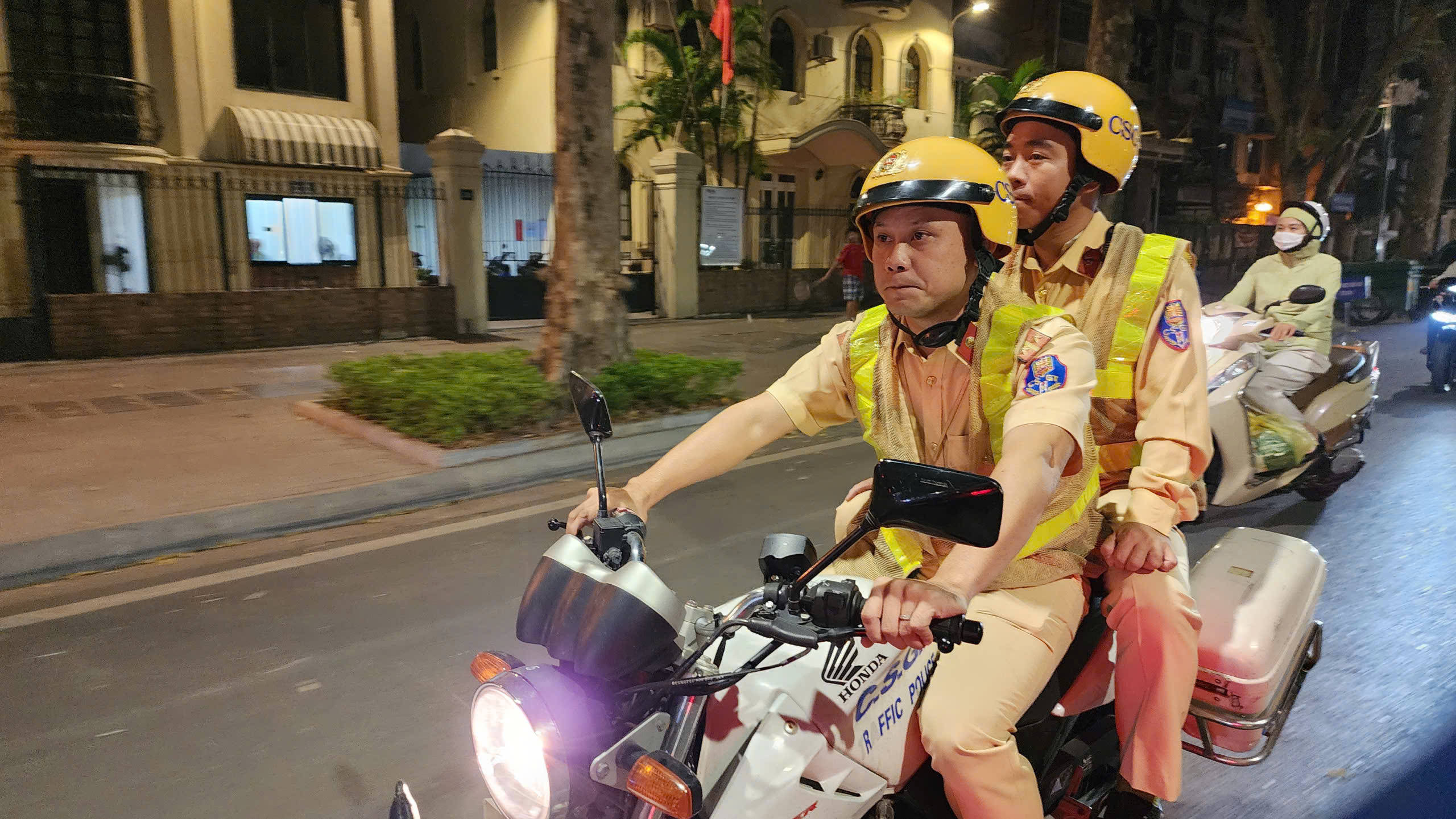 CSGT H&agrave; Nội xuy&ecirc;n đ&ecirc;m truy qu&eacute;t "qu&aacute;i xế"- Ảnh 1.