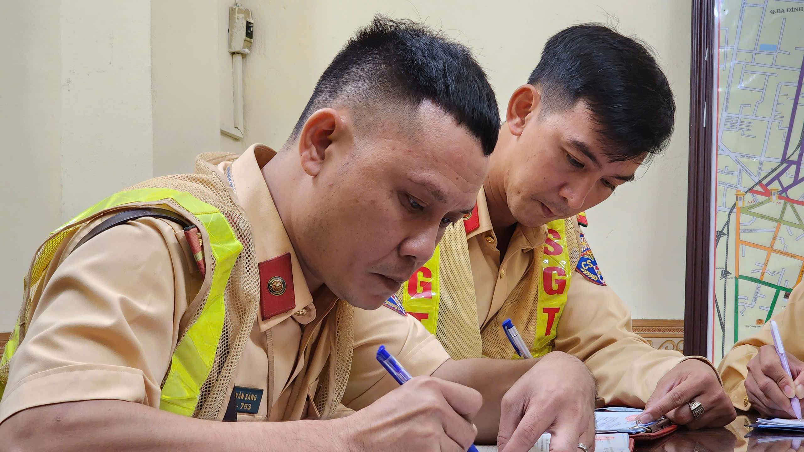 CSGT H&agrave; Nội xuy&ecirc;n đ&ecirc;m truy qu&eacute;t "qu&aacute;i xế"- Ảnh 11.