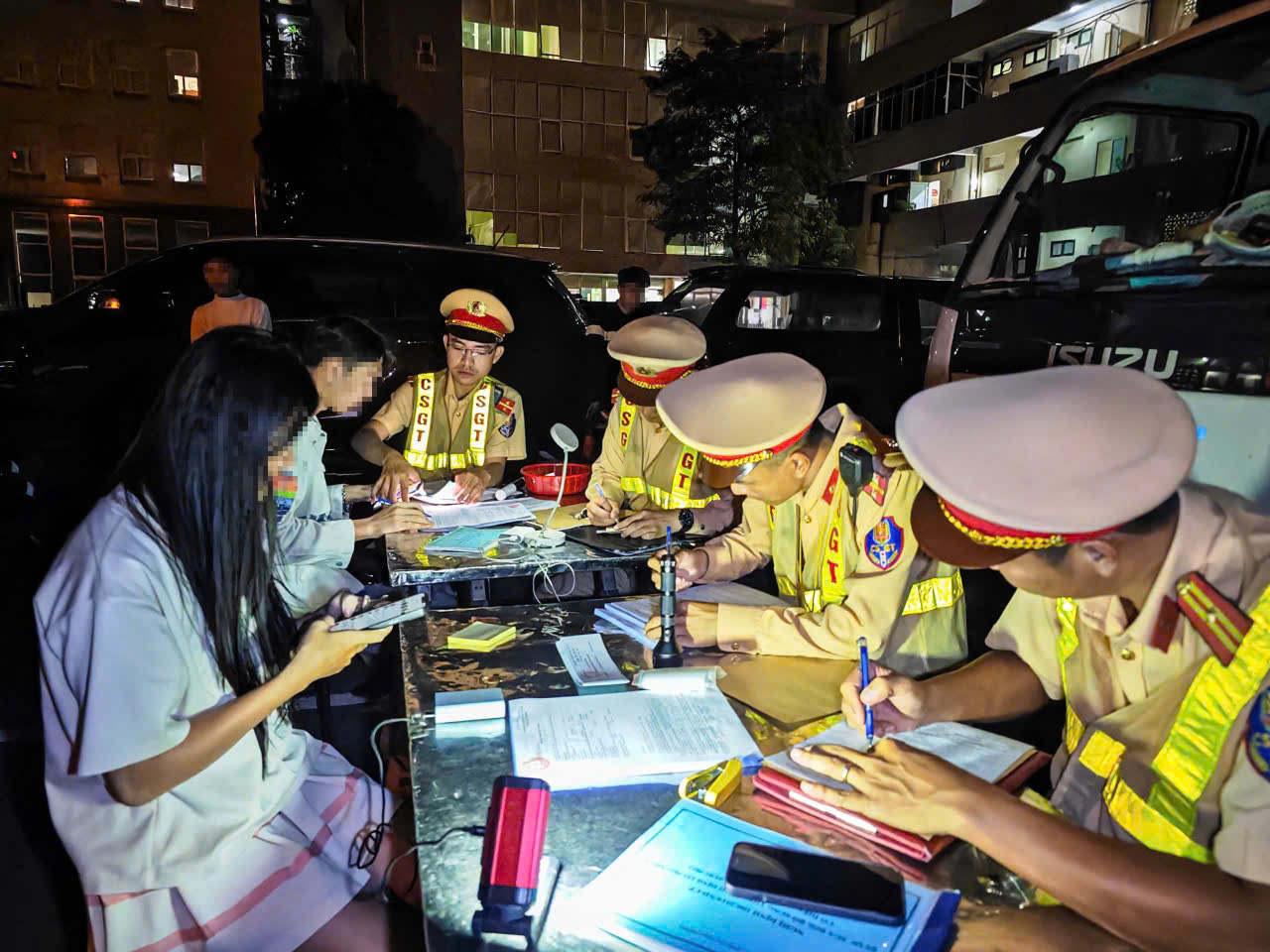 CSGT H&agrave; Nội xuy&ecirc;n đ&ecirc;m truy qu&eacute;t "qu&aacute;i xế"- Ảnh 14.