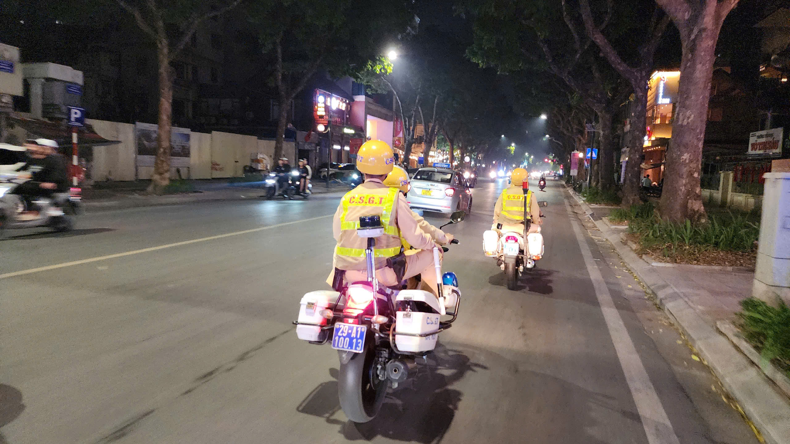 CSGT H&agrave; Nội xuy&ecirc;n đ&ecirc;m truy qu&eacute;t "qu&aacute;i xế"- Ảnh 2.