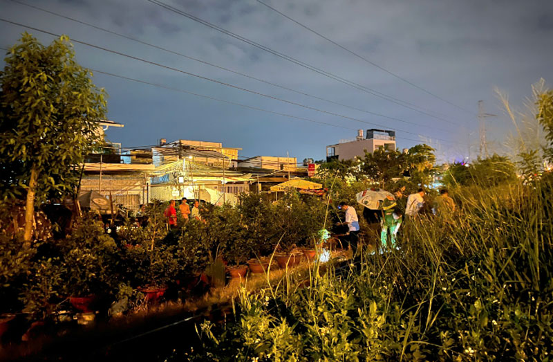 Lực lượng chức năng xử l&yacute; hiện trường vụ tai nạn.