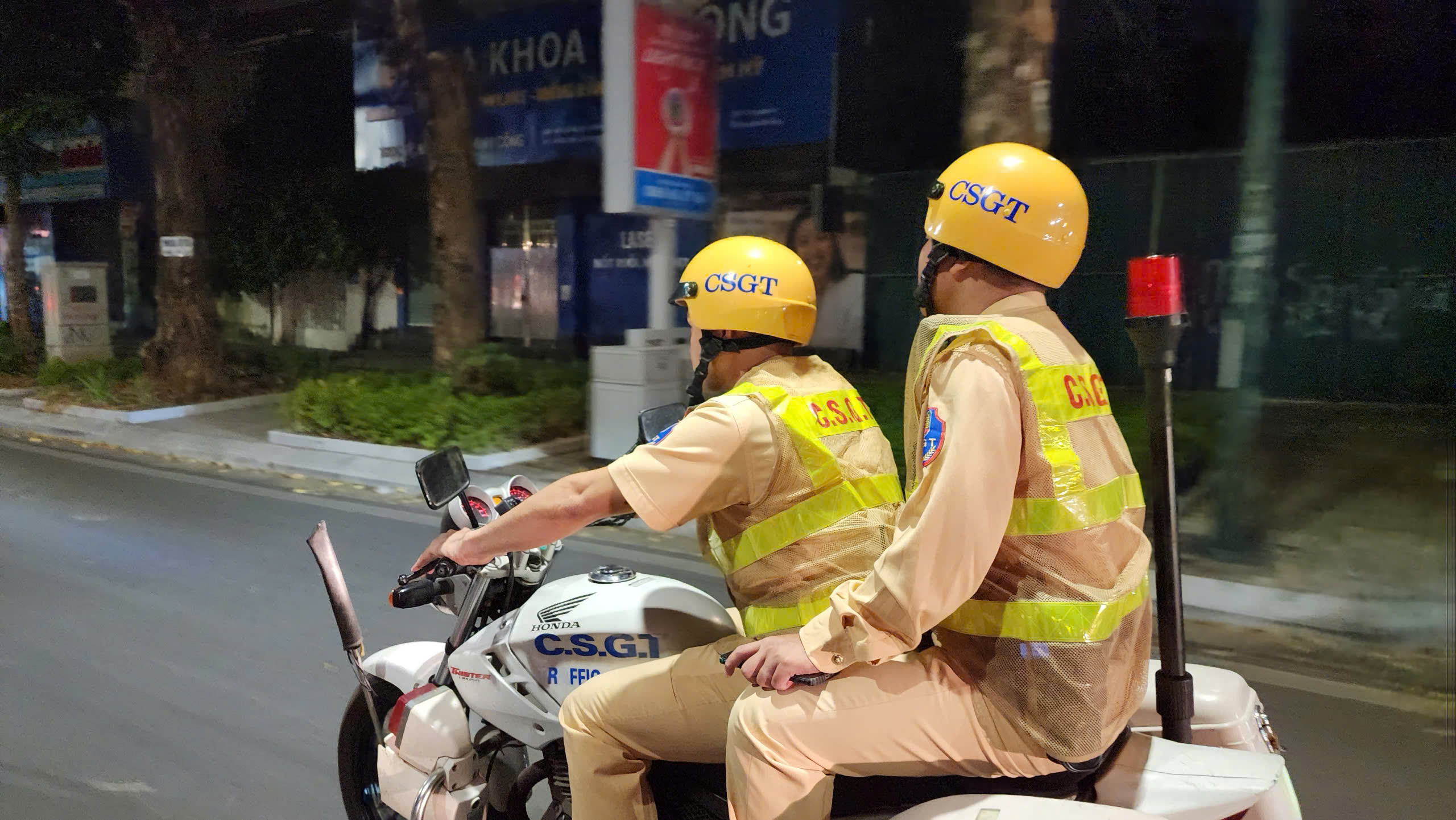 CSGT H&agrave; Nội xuy&ecirc;n đ&ecirc;m truy qu&eacute;t "qu&aacute;i xế"- Ảnh 3.