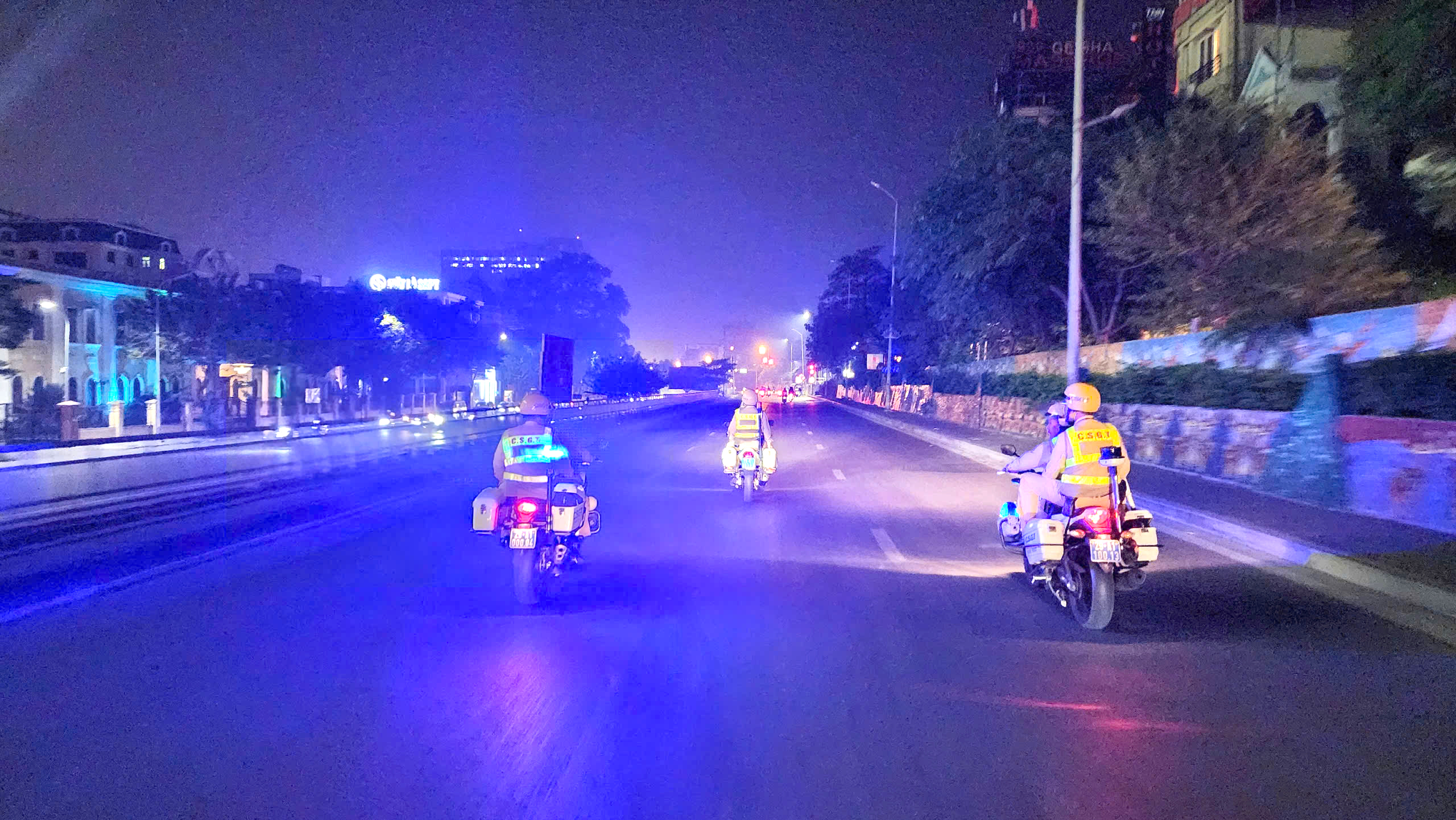 CSGT H&agrave; Nội xuy&ecirc;n đ&ecirc;m truy qu&eacute;t "qu&aacute;i xế"- Ảnh 4.