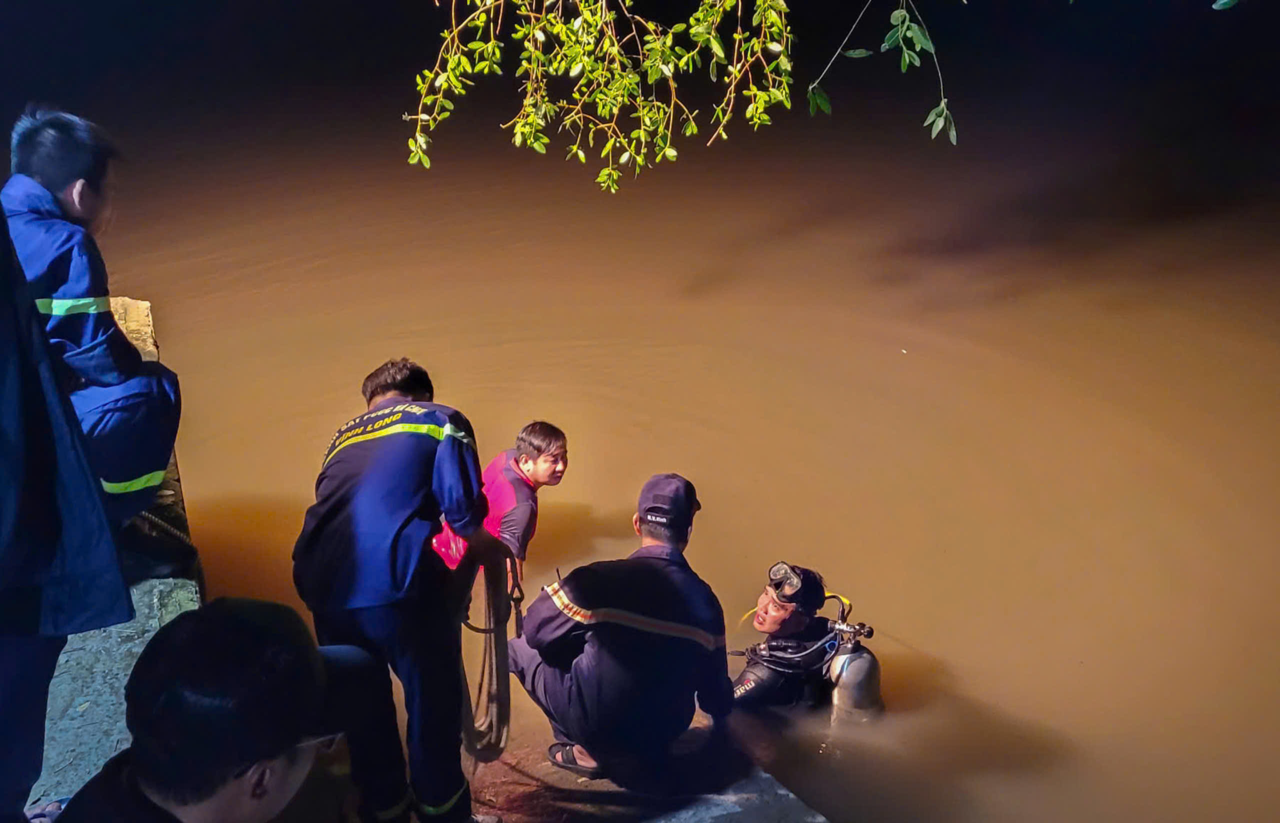 Rủ nhau tắm s&ocirc;ng, b&eacute; trai 12 tuổi ở Vĩnh Long đuối nước tử vong- Ảnh 1.