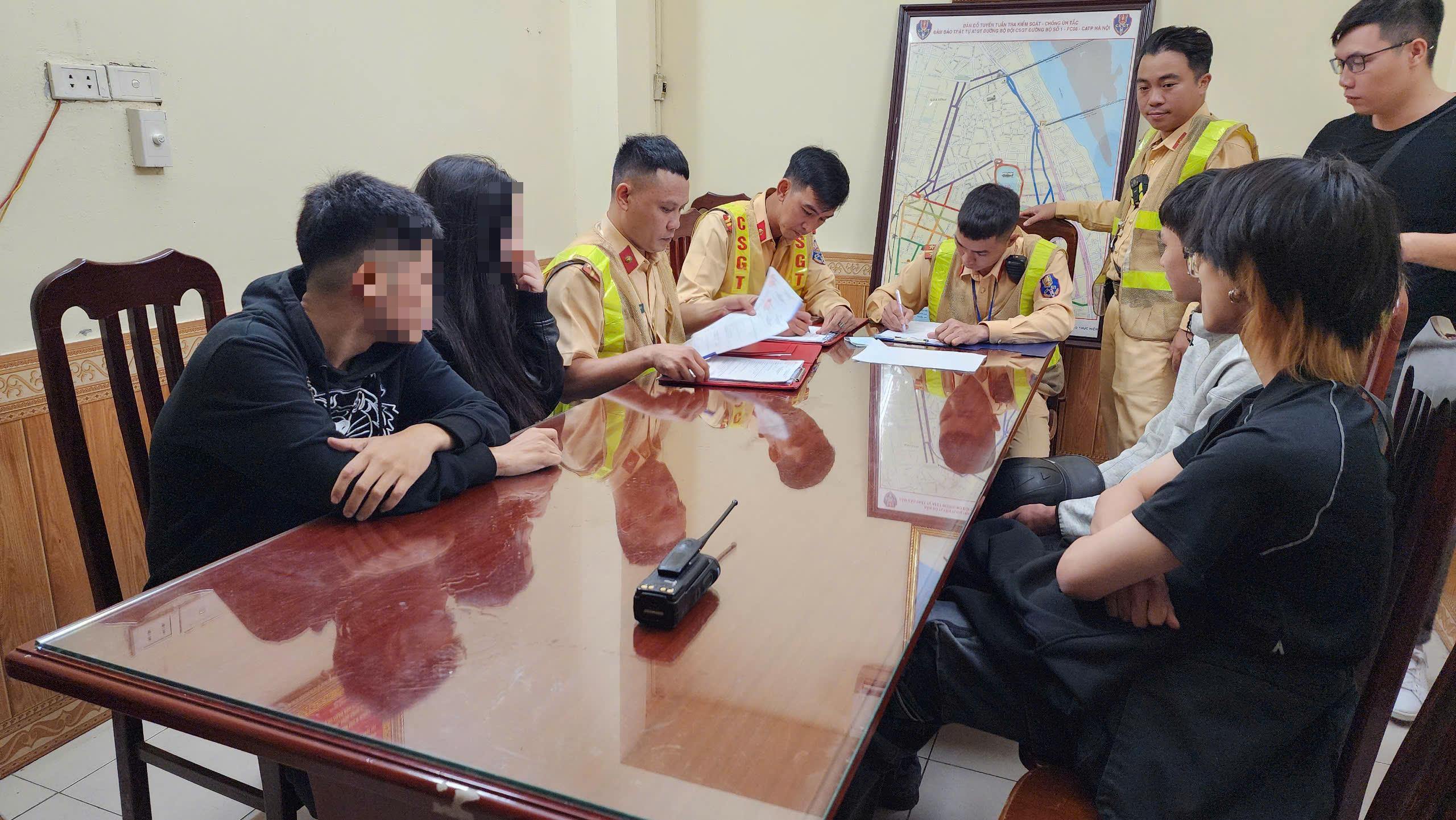 CSGT H&agrave; Nội xuy&ecirc;n đ&ecirc;m truy qu&eacute;t "qu&aacute;i xế"- Ảnh 10.