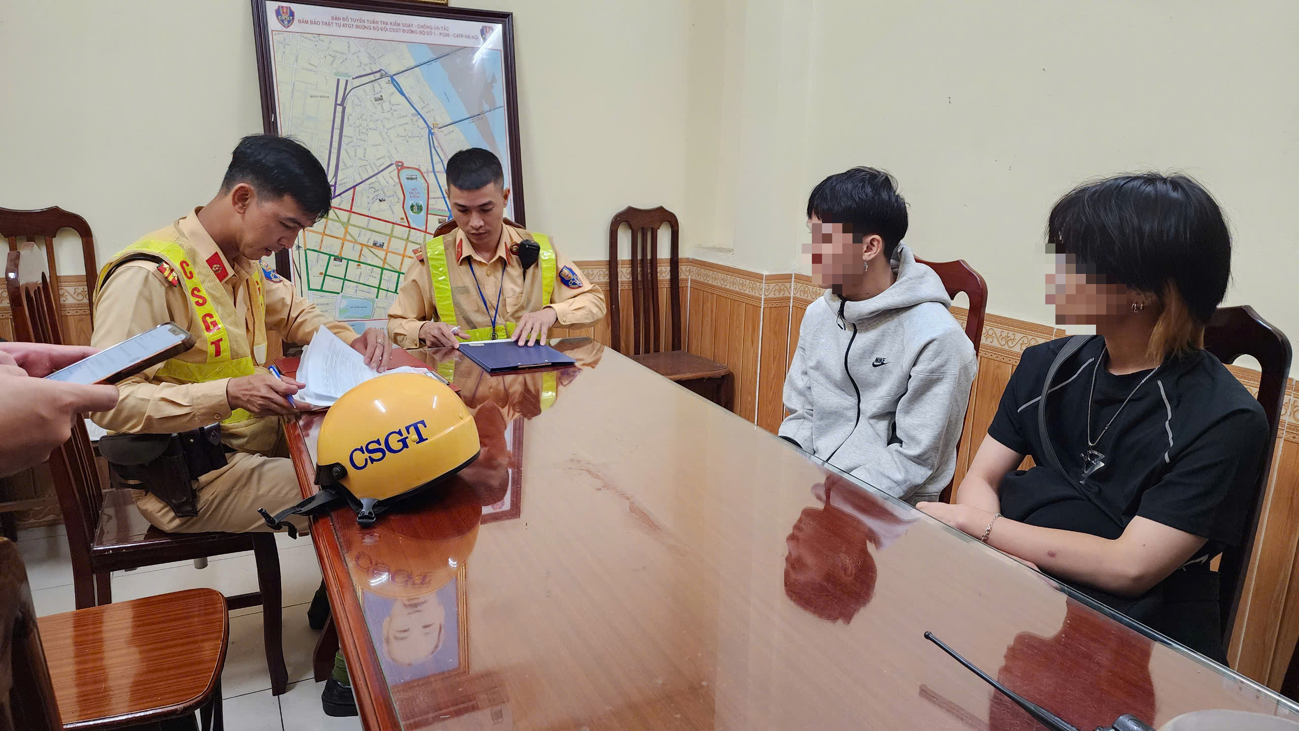CSGT H&agrave; Nội xuy&ecirc;n đ&ecirc;m truy qu&eacute;t "qu&aacute;i xế"- Ảnh 12.
