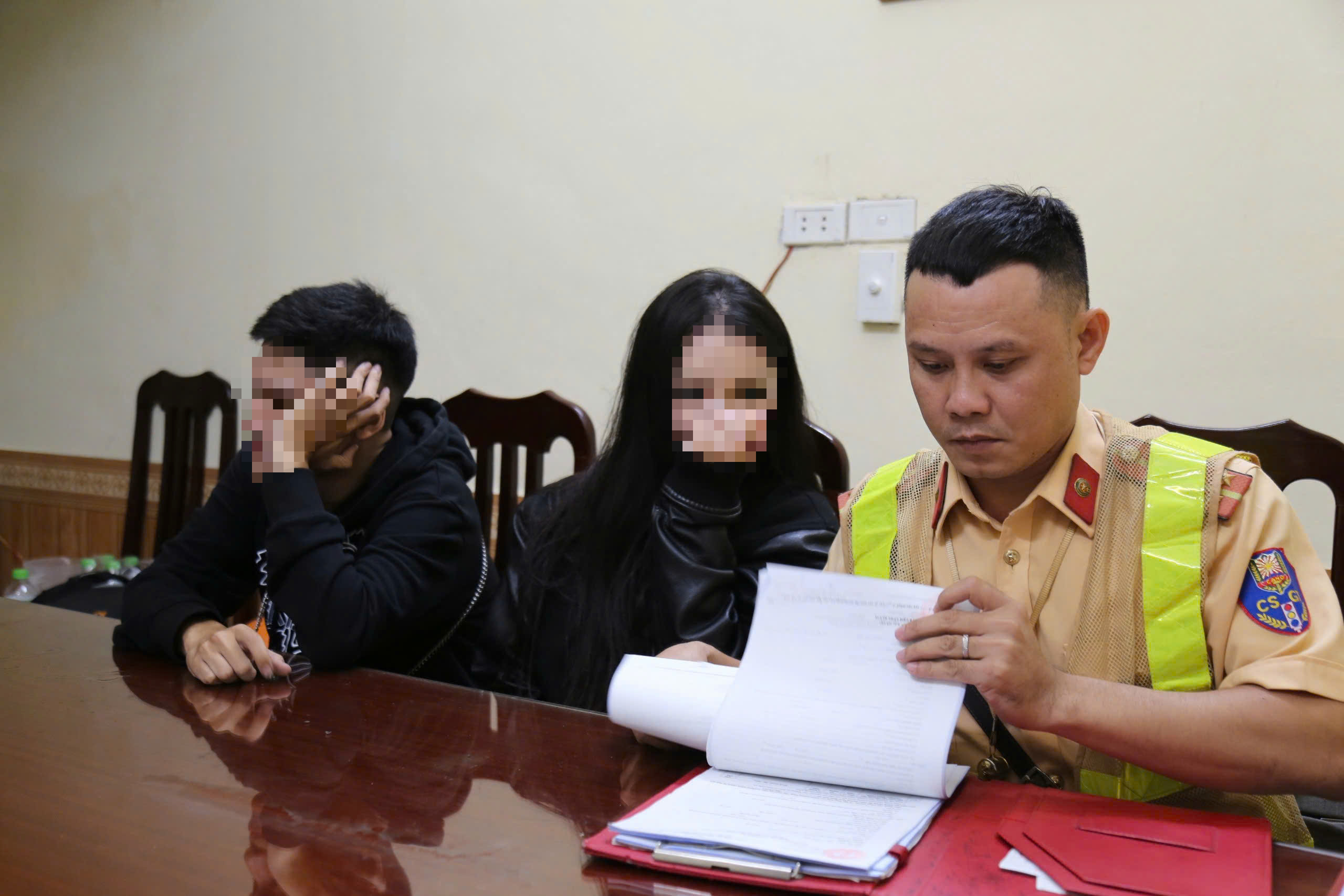 CSGT H&agrave; Nội xuy&ecirc;n đ&ecirc;m truy qu&eacute;t "qu&aacute;i xế"- Ảnh 9.