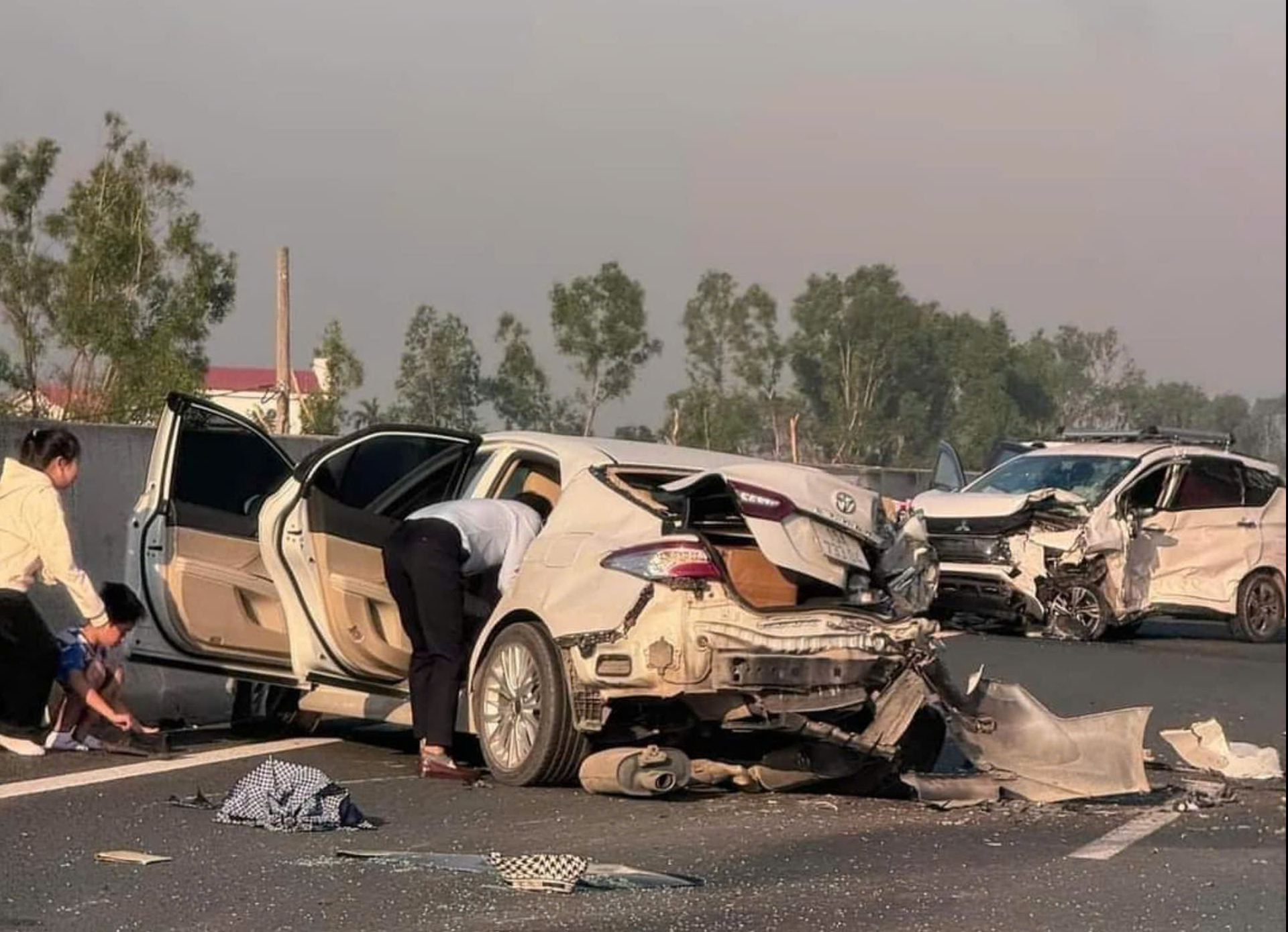 Tai nạn 3 xe ô tô trên cao tốc Hà Nội - Hải Phòng, 4 người bị thương- Ảnh 1. Tai nạn 3 xe ô tô trên cao tốc Hà Nội - Hải Phòng, 4 người bị thương- Ảnh 1.
