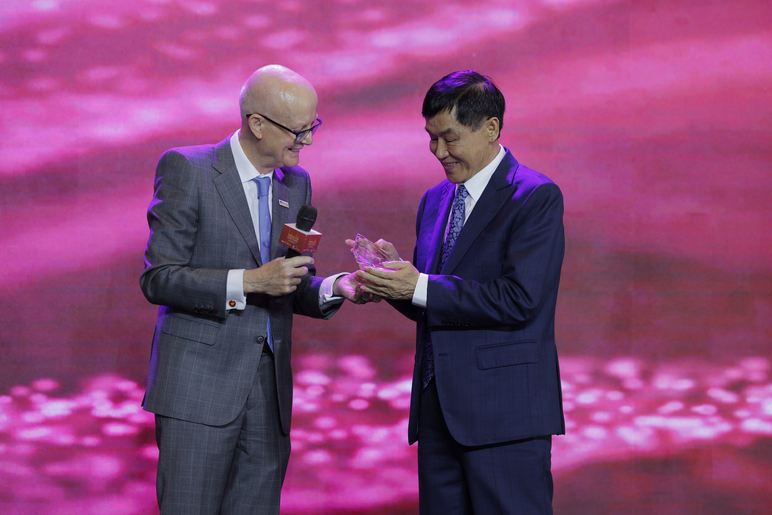 &Ocirc;ng Johnathan Hạnh Nguyễn nhận Giải thưởng cống hiến trong lĩnh vực thương mại h&agrave;ng kh&ocirc;ng- Ảnh 2.