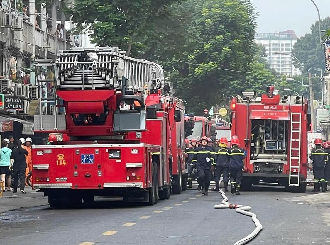 Ch&aacute;y lớn nh&agrave; gần chung cư, nhiều người được l&iacute;nh cứu hỏa cứu kịp thời- Ảnh 1.