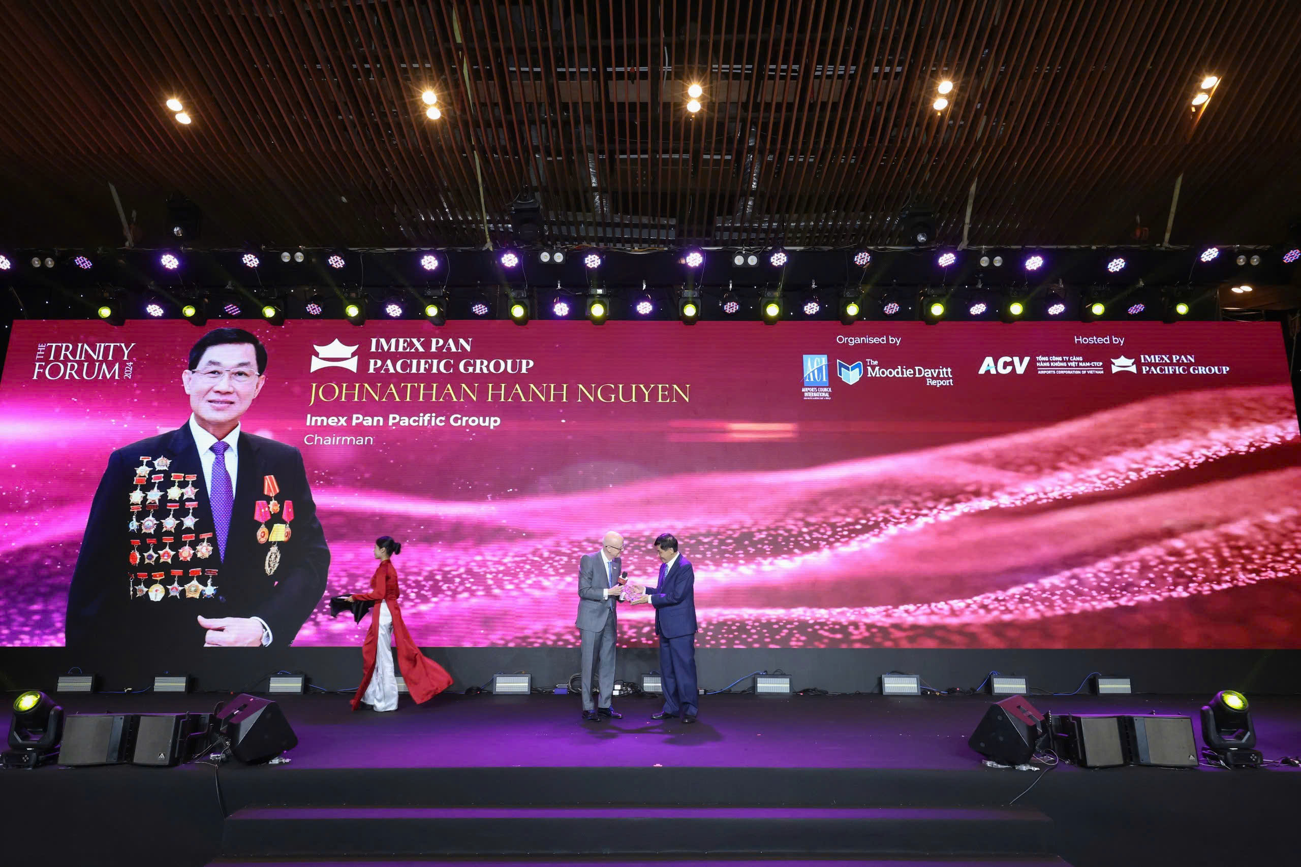 &Ocirc;ng Johnathan Hạnh Nguyễn nhận Giải thưởng cống hiến trong lĩnh vực thương mại h&agrave;ng kh&ocirc;ng- Ảnh 1.