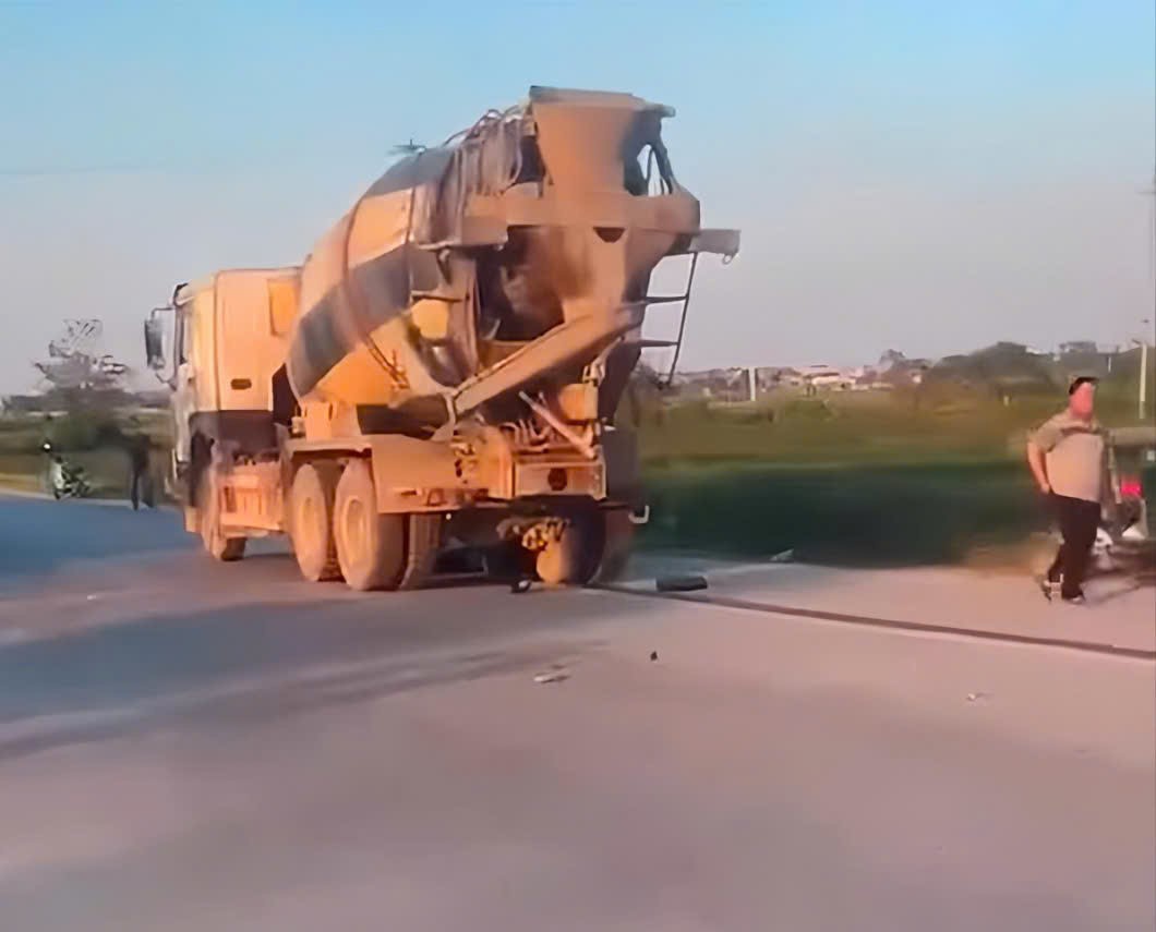 Hưng Y&ecirc;n: Xe bồn va chạm xe m&aacute;y, 1 nữ sinh tử vong- Ảnh 1.