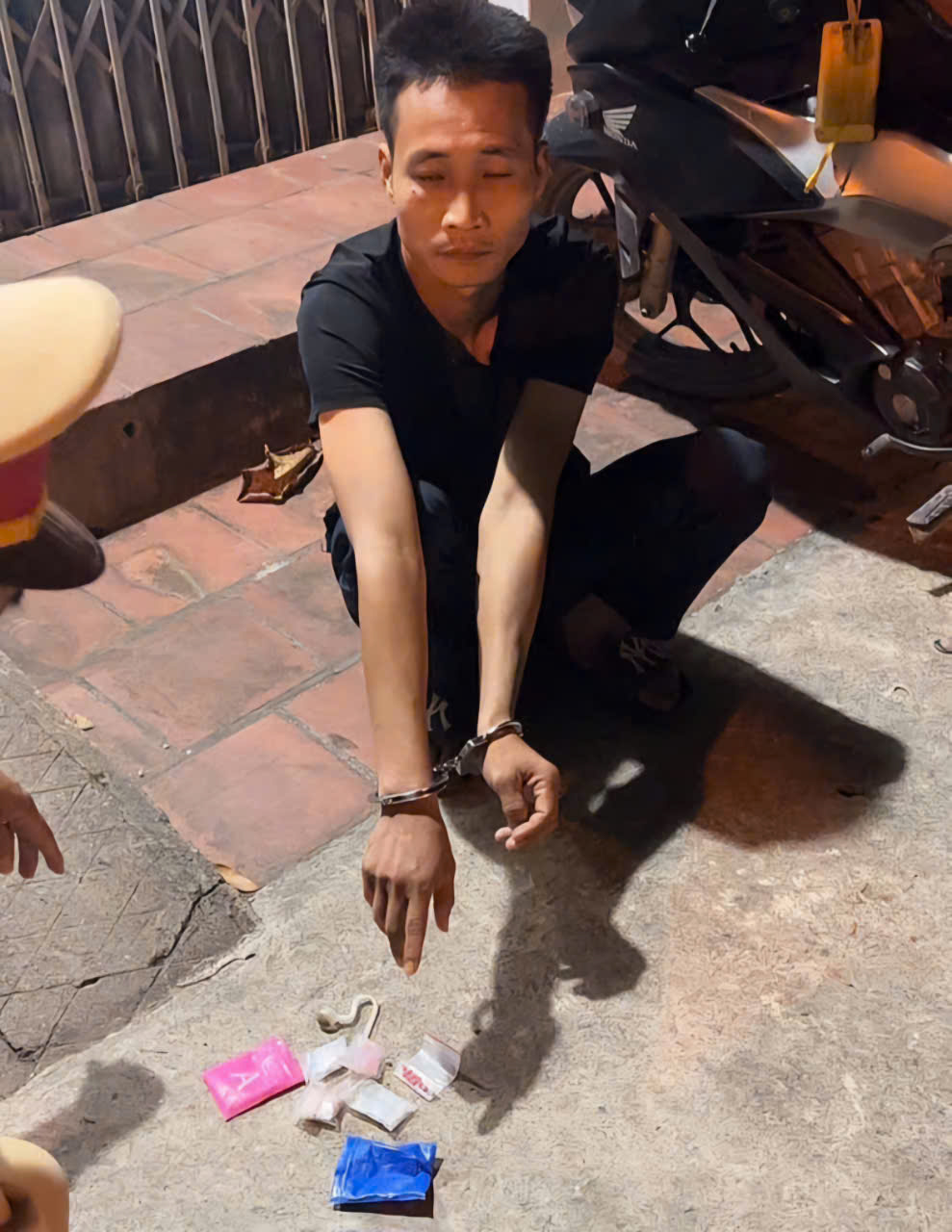 CSGT Bắc Giang bắt đối tượng vi phạm giao th&ocirc;ng, t&agrave;ng trữ ma t&uacute;y- Ảnh 1.