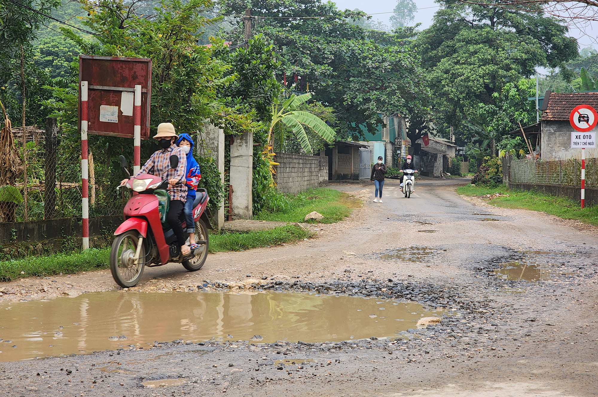 H&ograve;a B&igrave;nh: D&acirc;n bất an v&igrave; đo&agrave;n xe chở c&aacute;t lậu quần thảo- Ảnh 4.