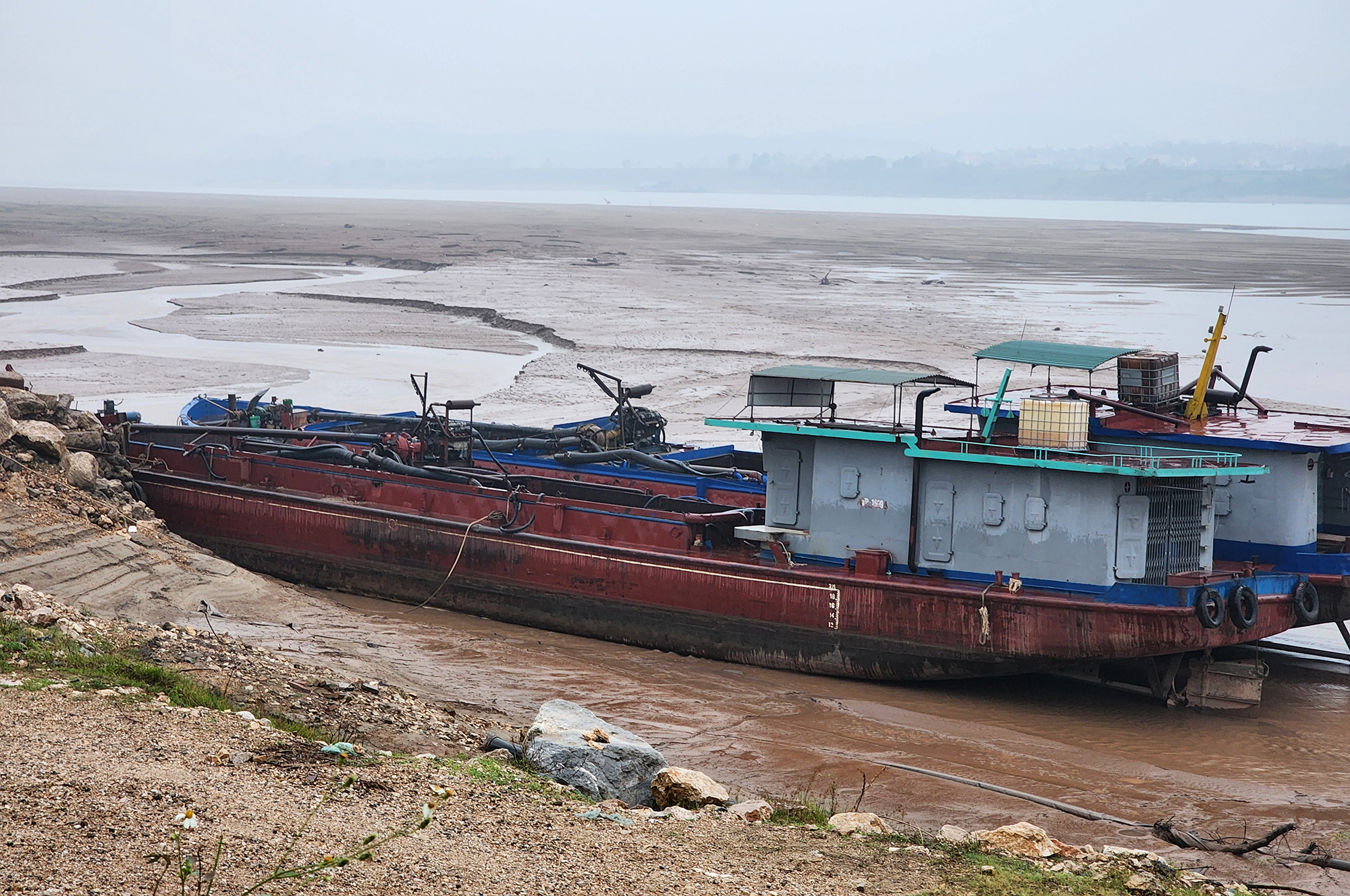 H&ograve;a B&igrave;nh: D&acirc;n bất an v&igrave; đo&agrave;n xe chở c&aacute;t lậu quần thảo- Ảnh 3.