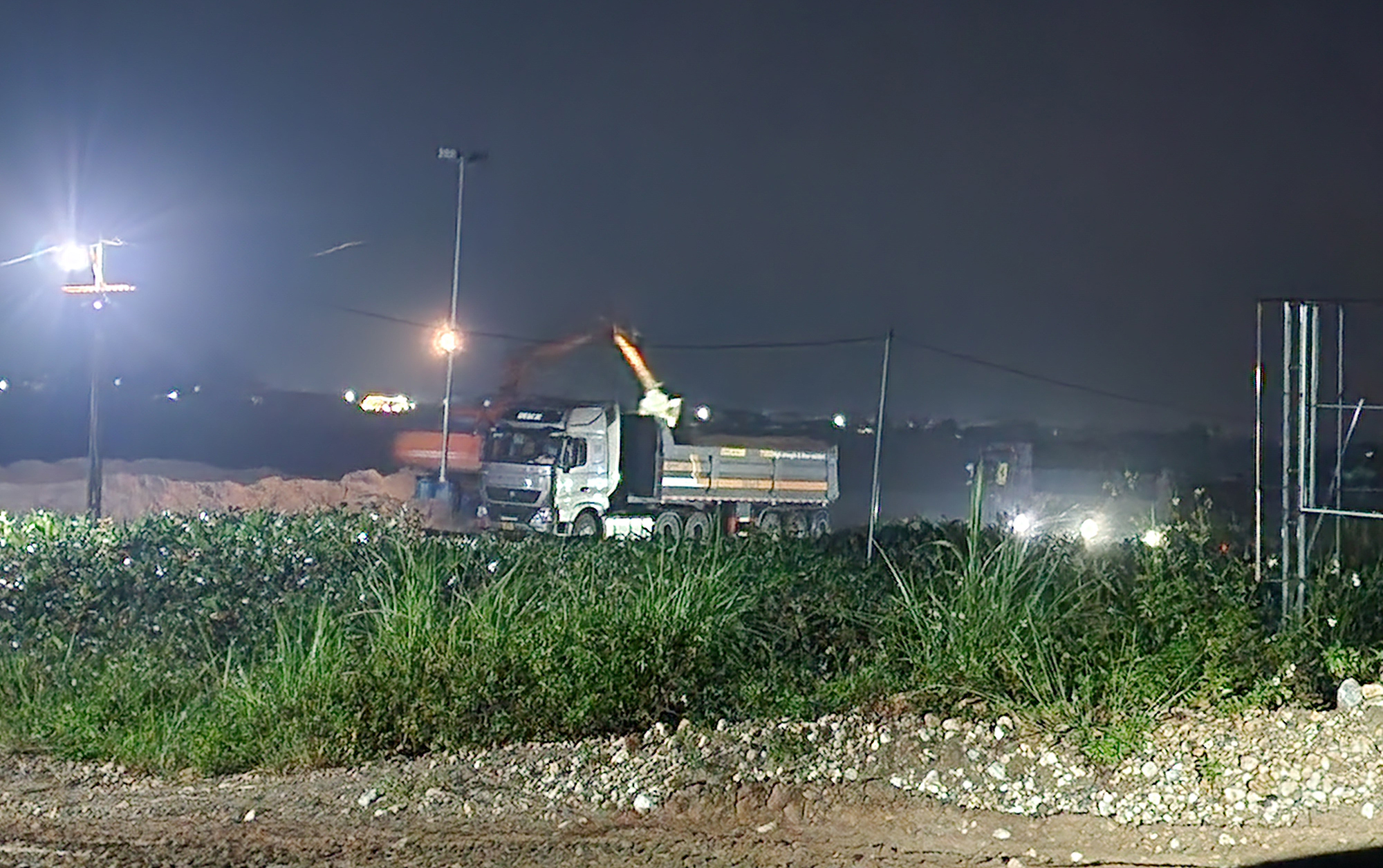 H&ograve;a B&igrave;nh: D&acirc;n bất an v&igrave; đo&agrave;n xe chở c&aacute;t lậu quần thảo- Ảnh 2.