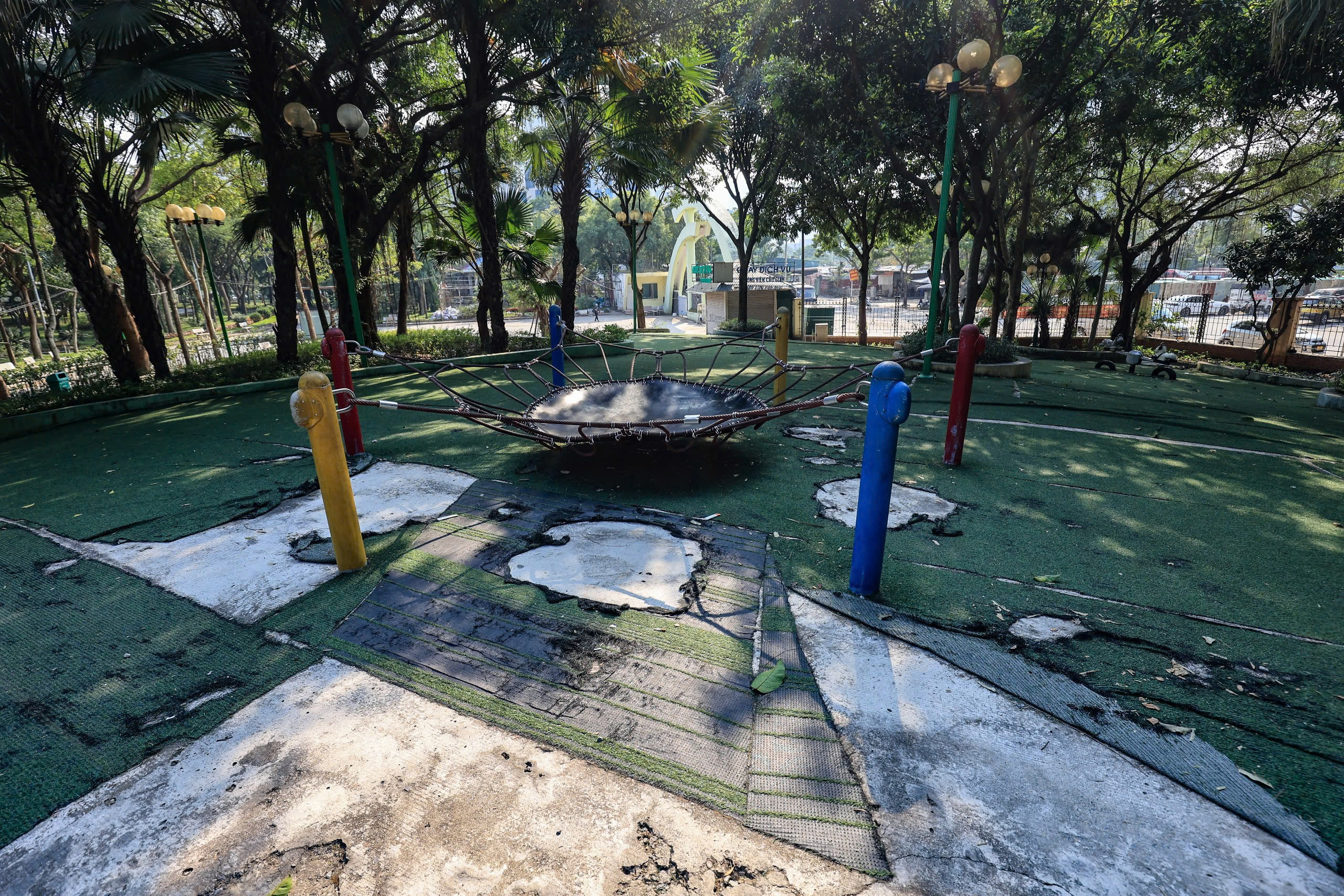 H&agrave; Nội: Nhiều c&ocirc;ng vi&ecirc;n lớn nhếch nh&aacute;c, xuống cấp nghi&ecirc;m trọng- Ảnh 14.