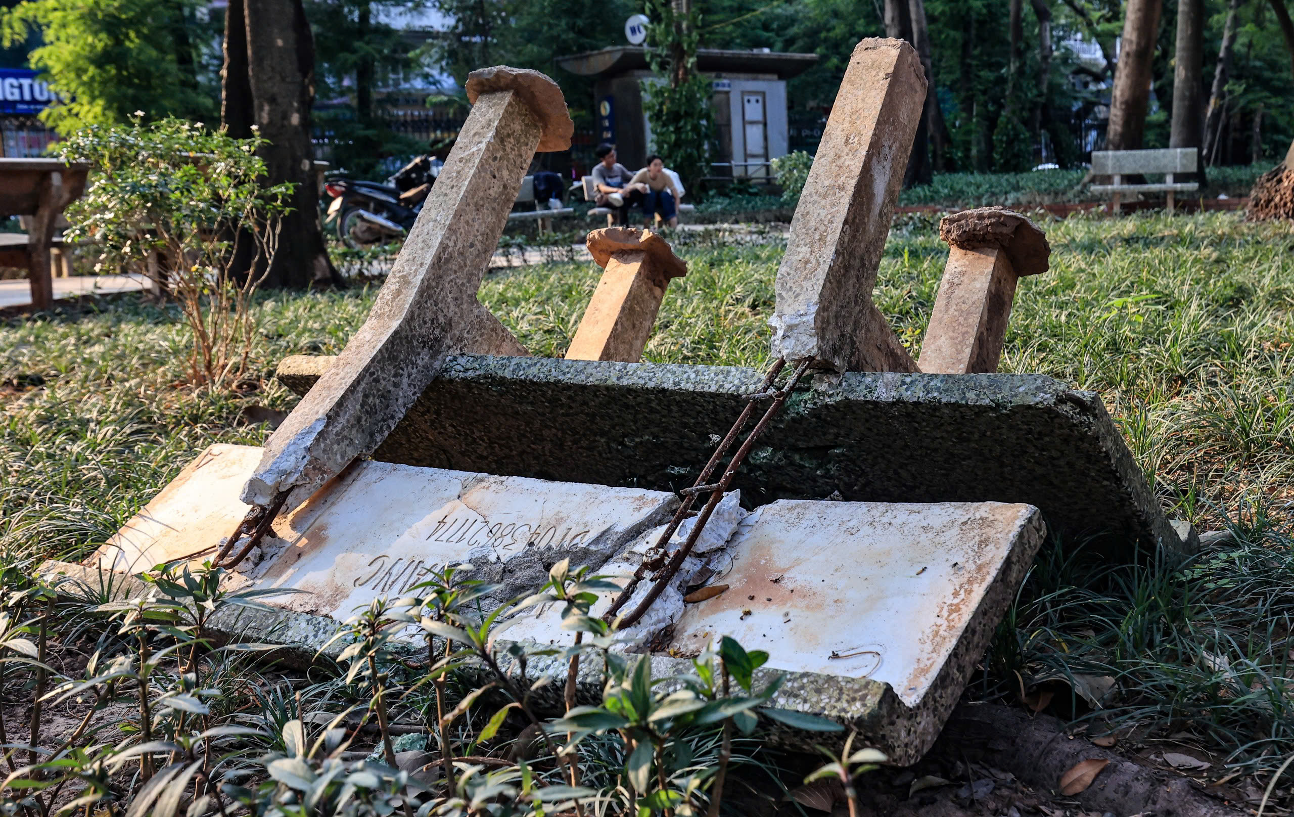 H&agrave; Nội: Nhiều c&ocirc;ng vi&ecirc;n lớn nhếch nh&aacute;c, xuống cấp nghi&ecirc;m trọng- Ảnh 7.