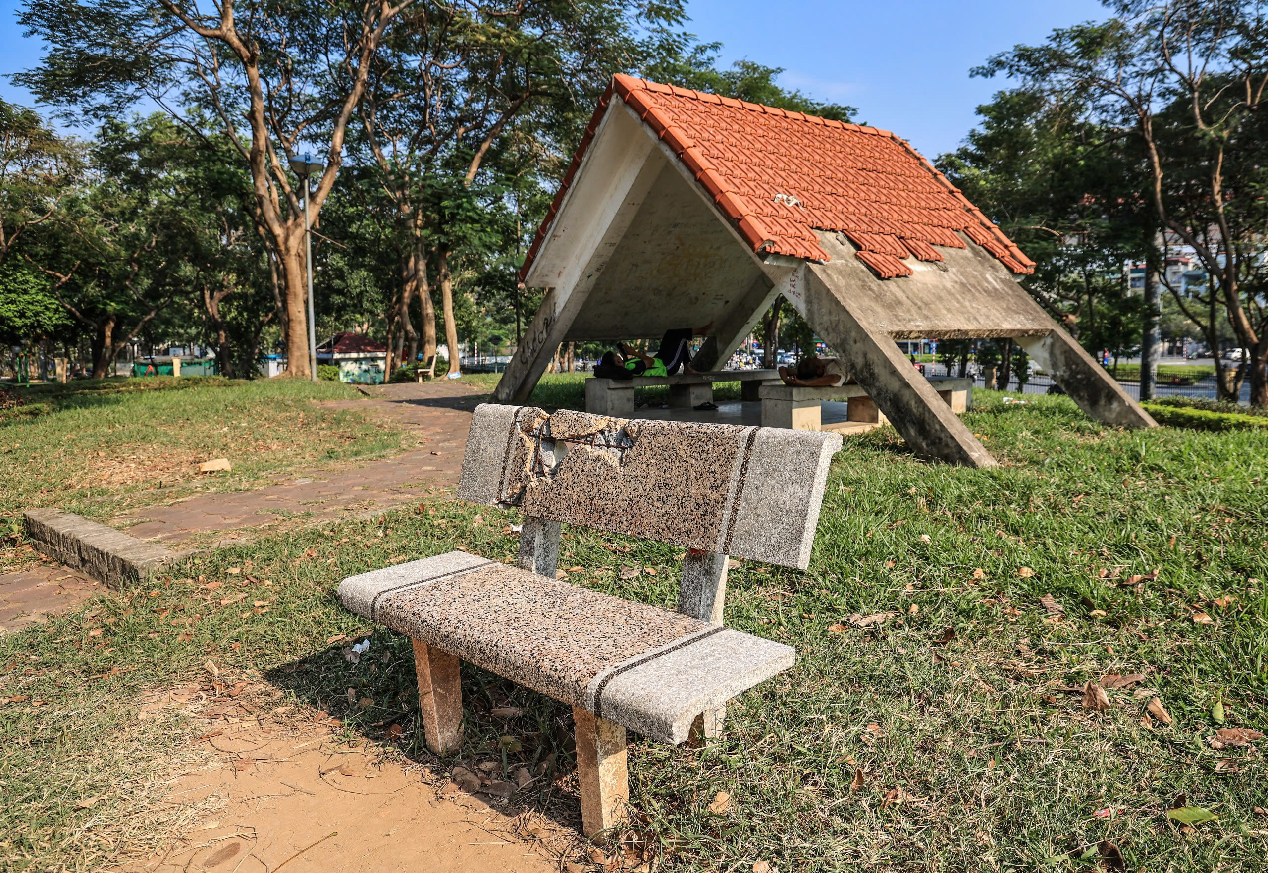 H&agrave; Nội: Nhiều c&ocirc;ng vi&ecirc;n lớn nhếch nh&aacute;c, xuống cấp nghi&ecirc;m trọng- Ảnh 11.