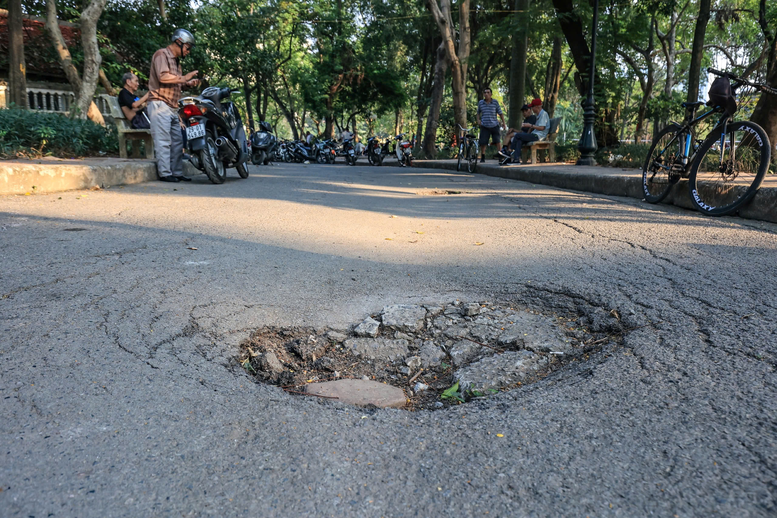 H&agrave; Nội: Nhiều c&ocirc;ng vi&ecirc;n lớn nhếch nh&aacute;c, xuống cấp nghi&ecirc;m trọng- Ảnh 4.
