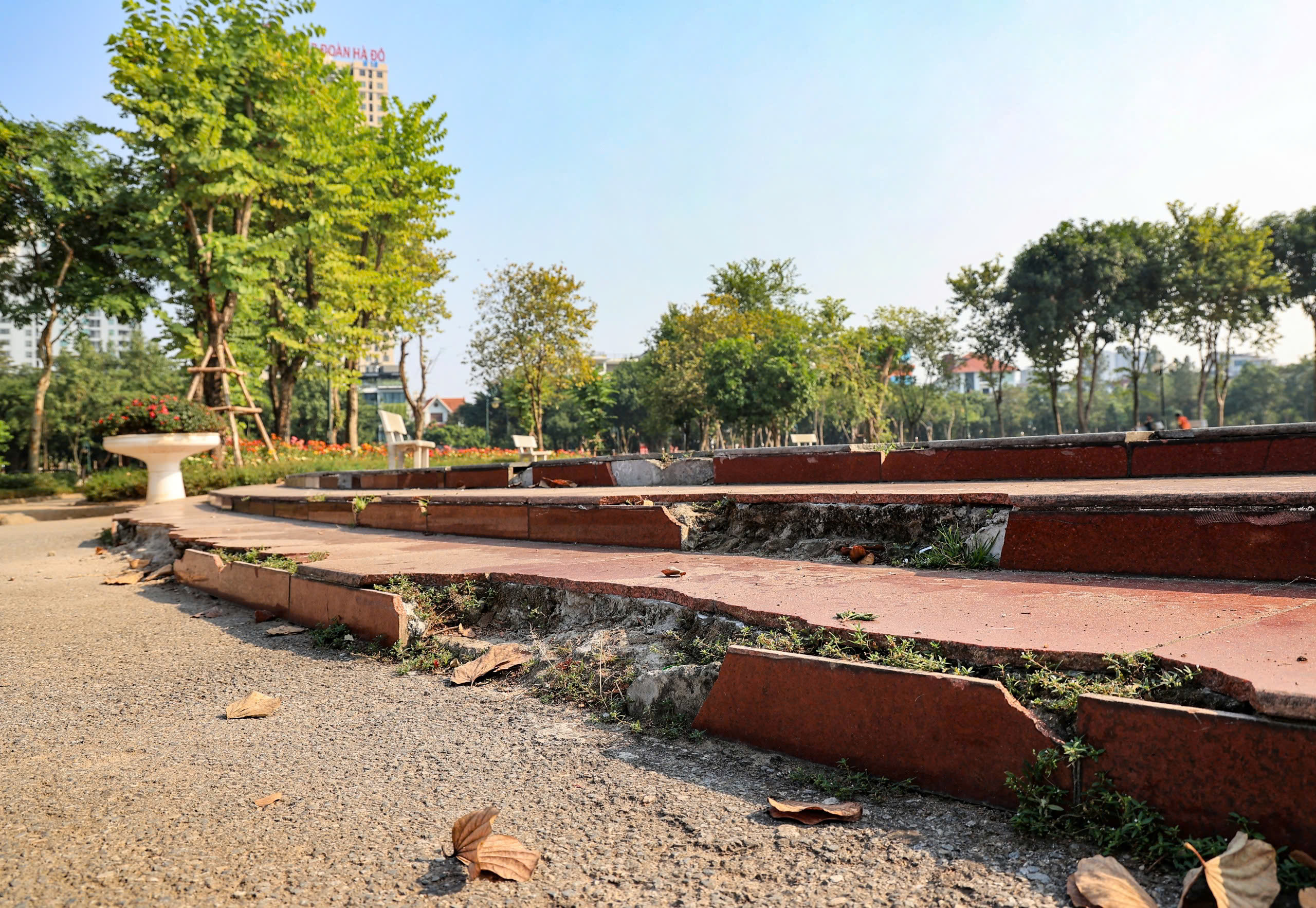 H&agrave; Nội: Nhiều c&ocirc;ng vi&ecirc;n lớn nhếch nh&aacute;c, xuống cấp nghi&ecirc;m trọng- Ảnh 16.