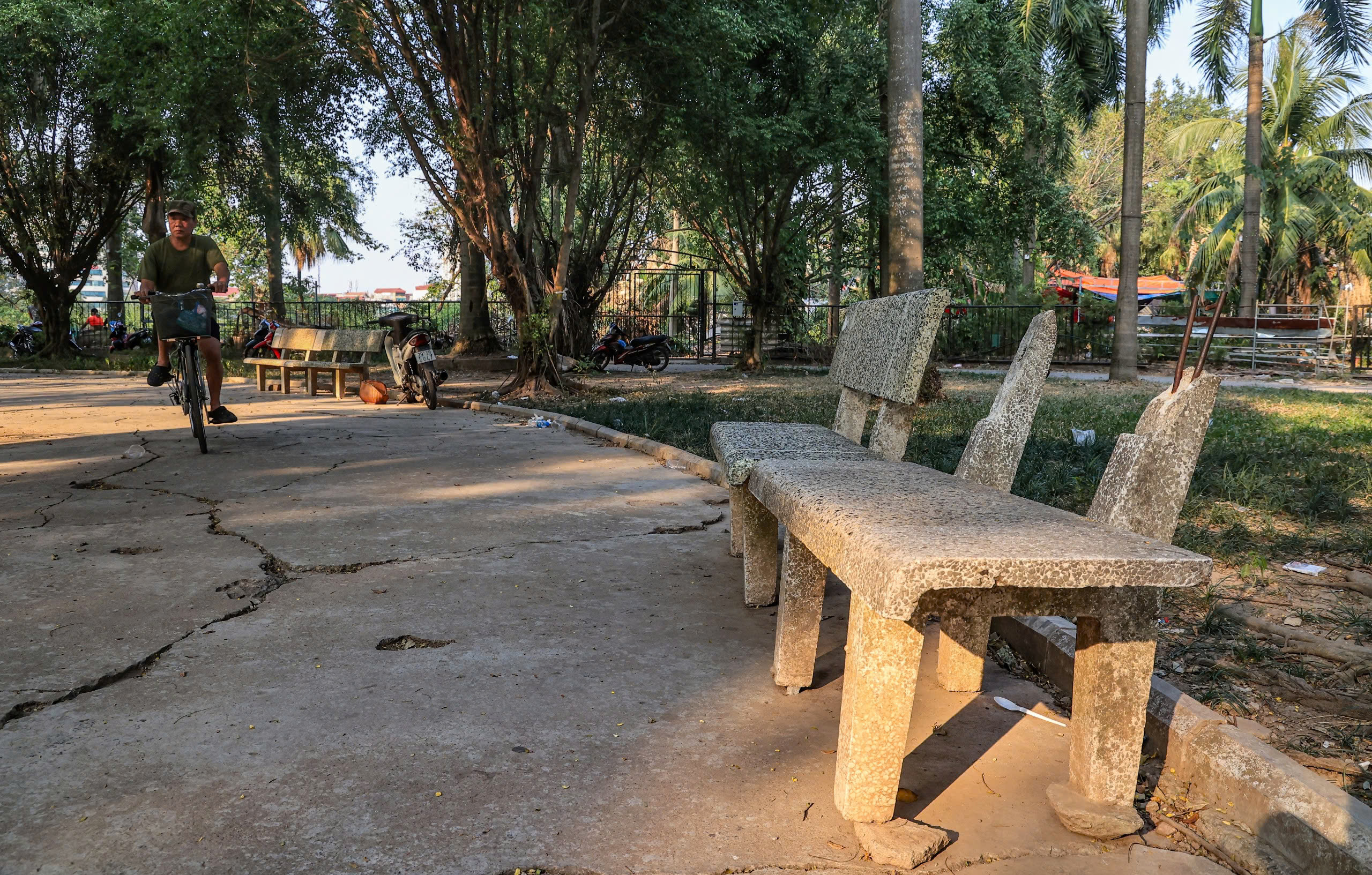 H&agrave; Nội: Nhiều c&ocirc;ng vi&ecirc;n lớn nhếch nh&aacute;c, xuống cấp nghi&ecirc;m trọng- Ảnh 3.