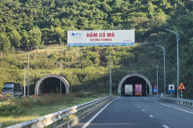 Điều tra h&agrave;ng loạt xe tải bị h&uacute;t trộm dầu tr&ecirc;n quốc lộ 1- Ảnh 1.