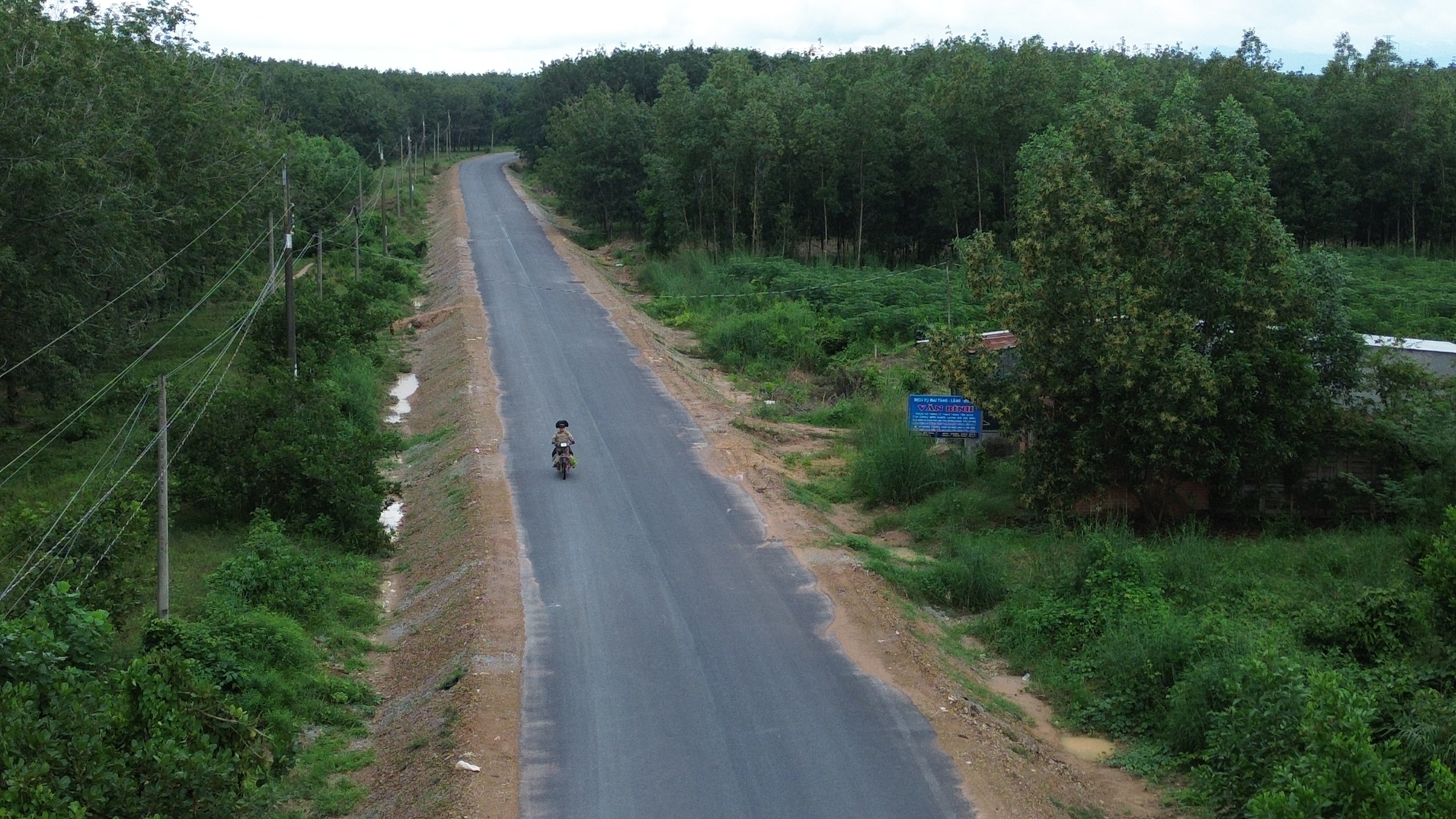 Giao th&ocirc;ng ở huyện miền n&uacute;i B&igrave;nh Thuận bừng s&aacute;ng nhờ diện mạo mới - Ảnh 3.