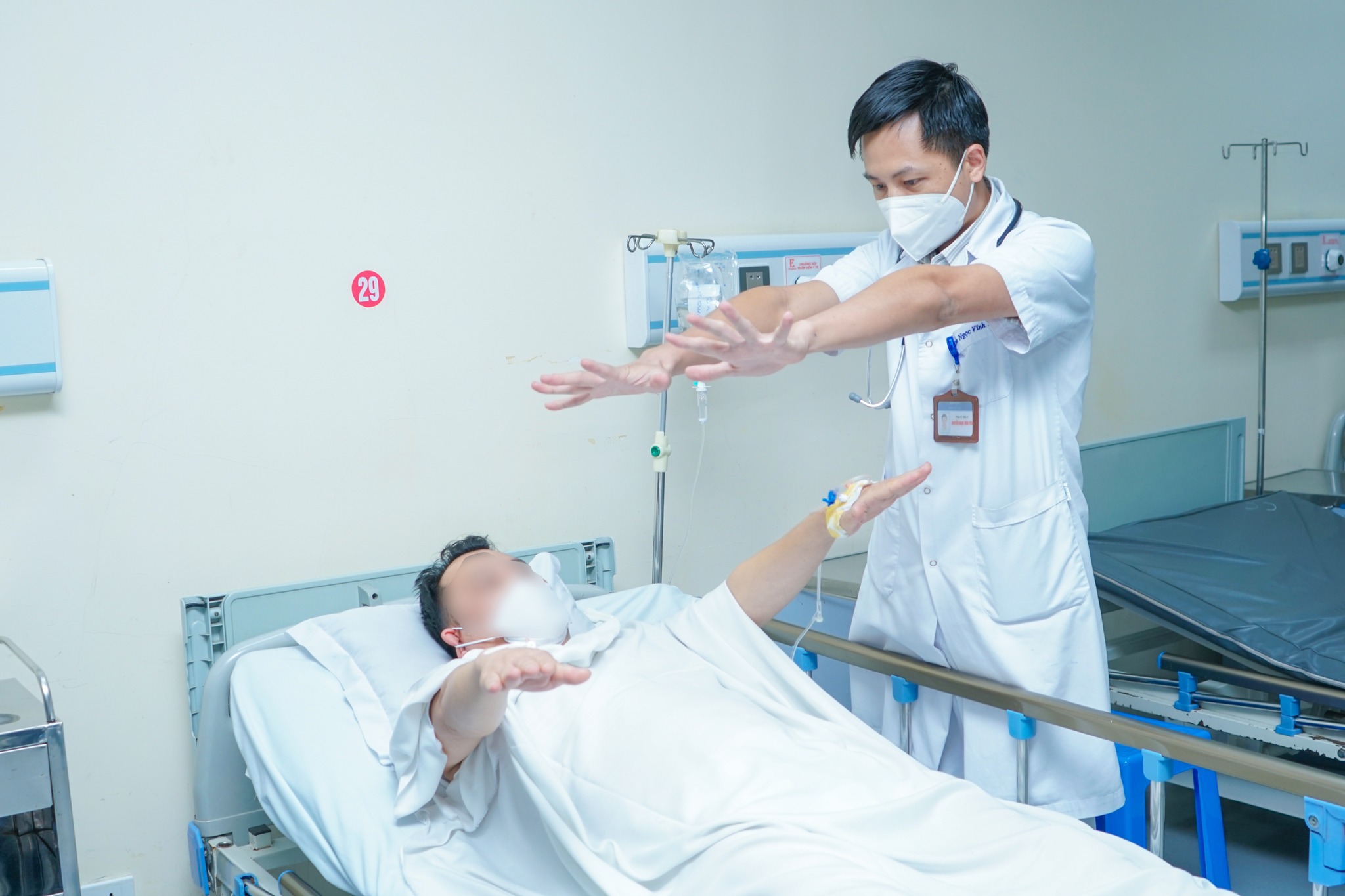 Cấp cứu kịp thời cho một bệnh nh&acirc;n bị TNGT do đột quỵ bất ngờ- Ảnh 1.