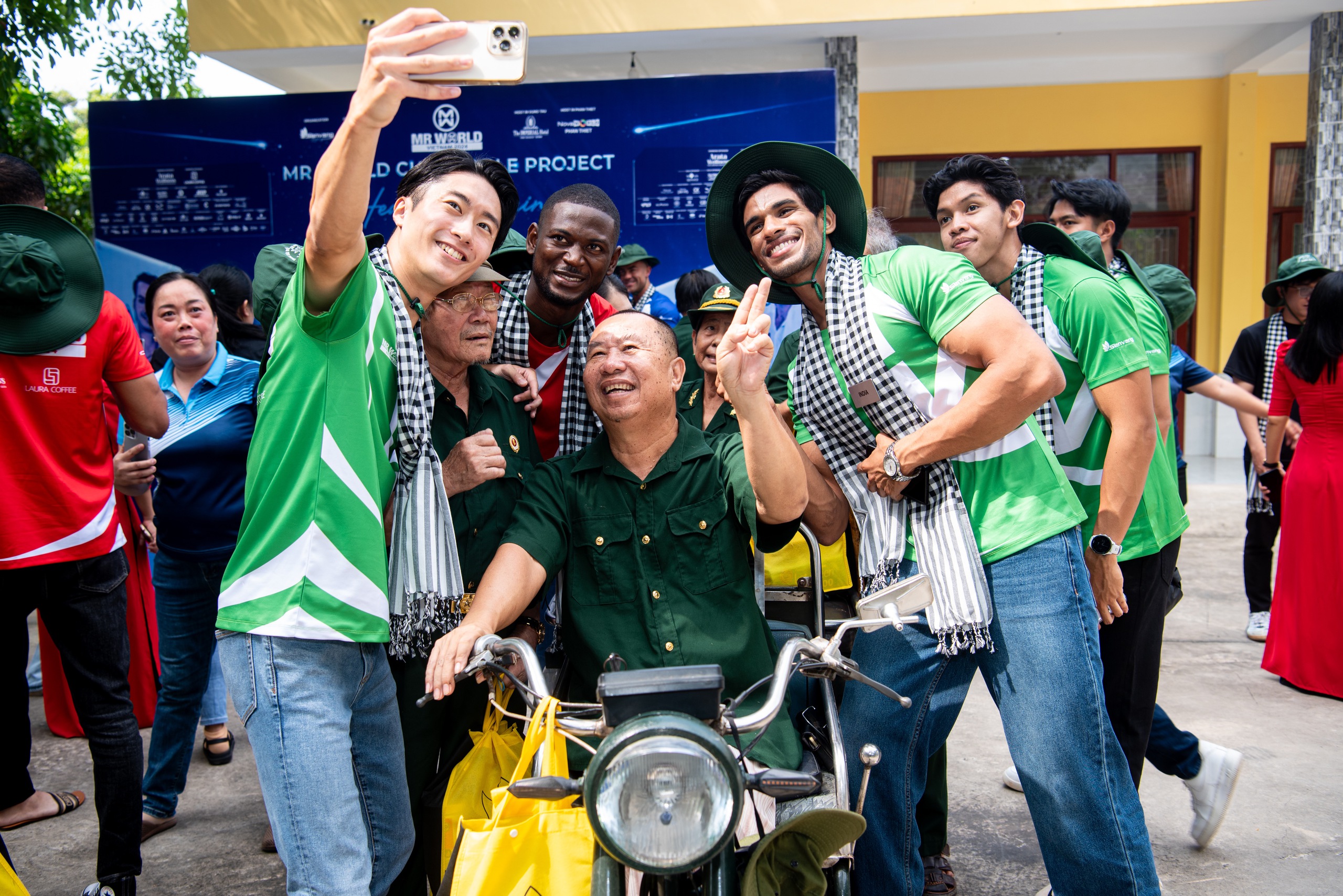 Dàn Nam vương Thế giới sơn tường, sơn sửa khu vui chơi, cho trẻ uống sữa- Ảnh 2. Dàn Nam vương Thế giới sơn tường, sơn sửa khu vui chơi, cho trẻ uống sữa- Ảnh 2.