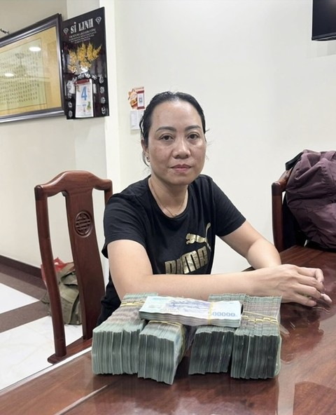 Tạm giữ 2 đối tượng trong vụ bu&ocirc;n lậu 716 vi&ecirc;n kim cương- Ảnh 2.