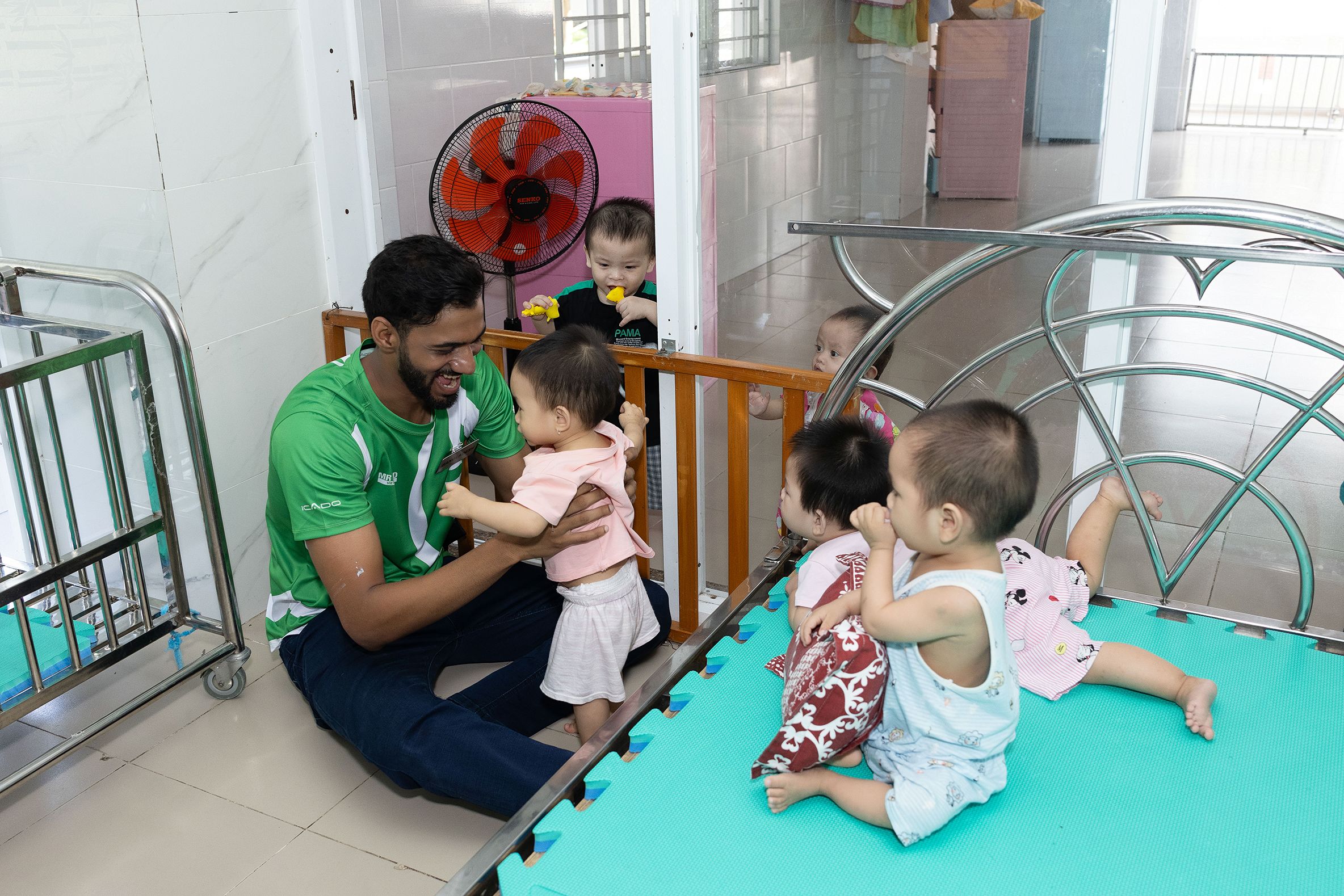 Dàn Nam vương Thế giới sơn tường, sơn sửa khu vui chơi, cho trẻ uống sữa- Ảnh 9. Dàn Nam vương Thế giới sơn tường, sơn sửa khu vui chơi, cho trẻ uống sữa- Ảnh 9.