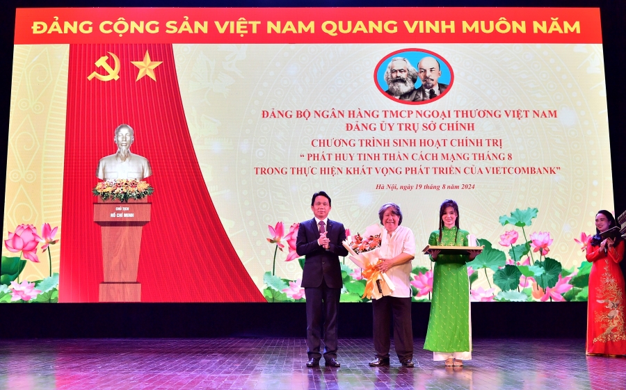 Đảng bộ Vietcombank triển khai hiệu quả công tác xây dựng văn hóa công sở- Ảnh 3. Đảng bộ Vietcombank triển khai hiệu quả công tác xây dựng văn hóa công sở- Ảnh 3.