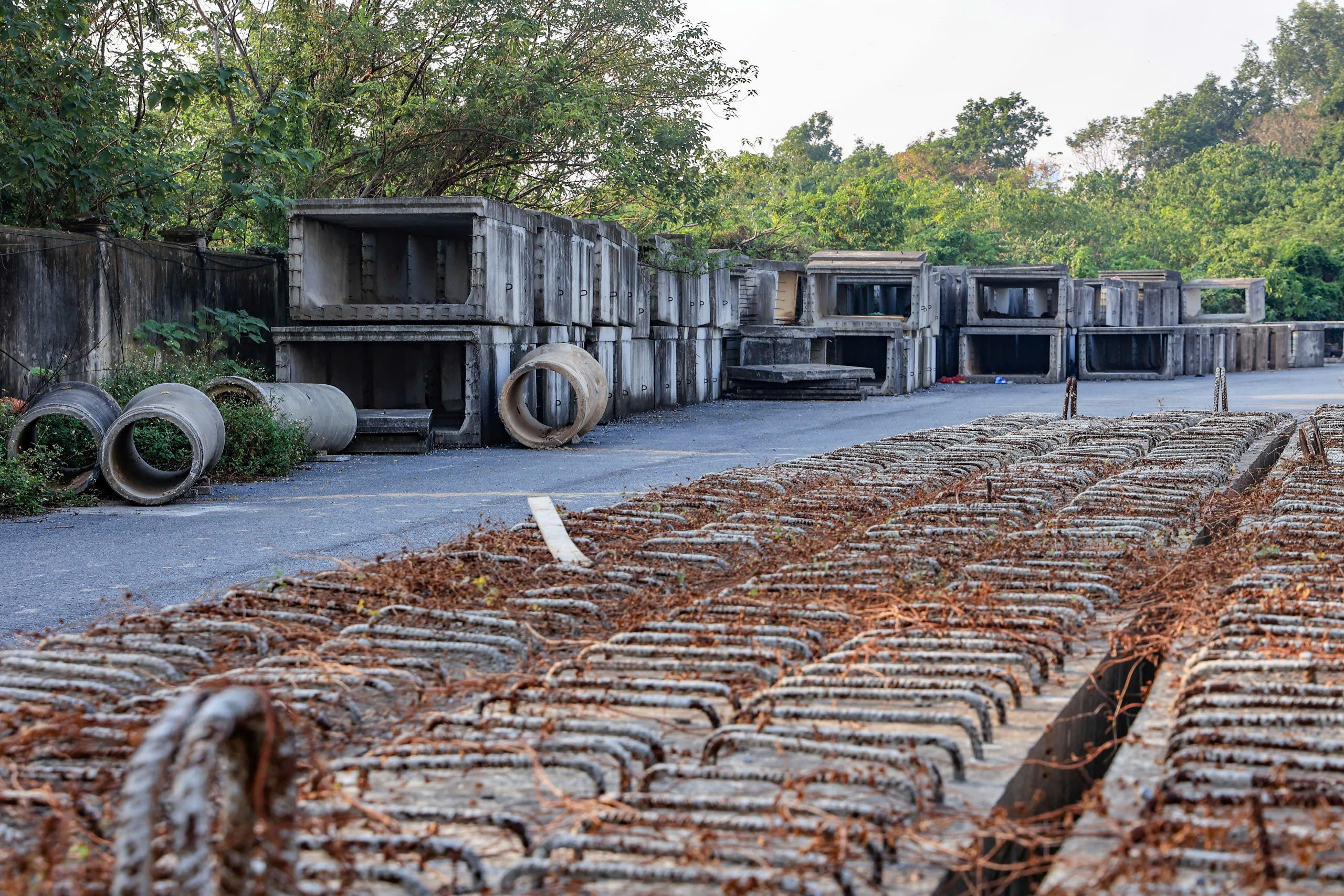 Ngổn ngang dự &aacute;n thi c&ocirc;ng đường hơn 250 tỷ tại H&agrave; Nội- Ảnh 6.