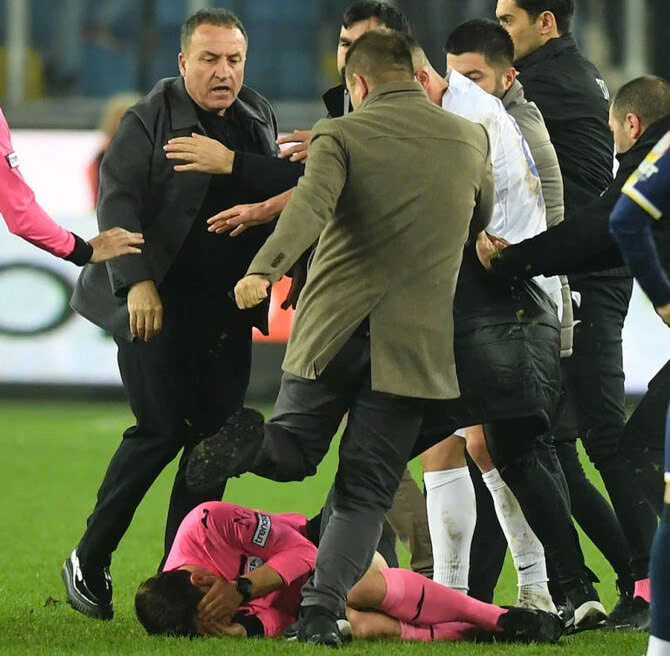 Chủ tịch một đội b&oacute;ng ngồi t&ugrave; gần 4 năm v&igrave; đấm gục trọng t&agrave;i- Ảnh 1.