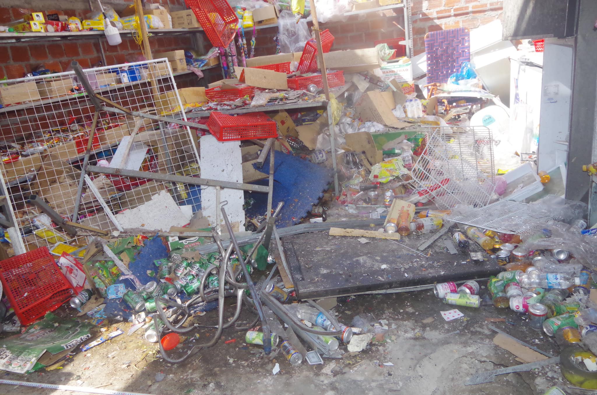 Bị đ&ograve;i nợ, thiếu ni&ecirc;n thu&ecirc; người đ&aacute;nh thuốc nổ qu&aacute;n tạp h&oacute;a l&uacute;c rạng s&aacute;ng- Ảnh 1.