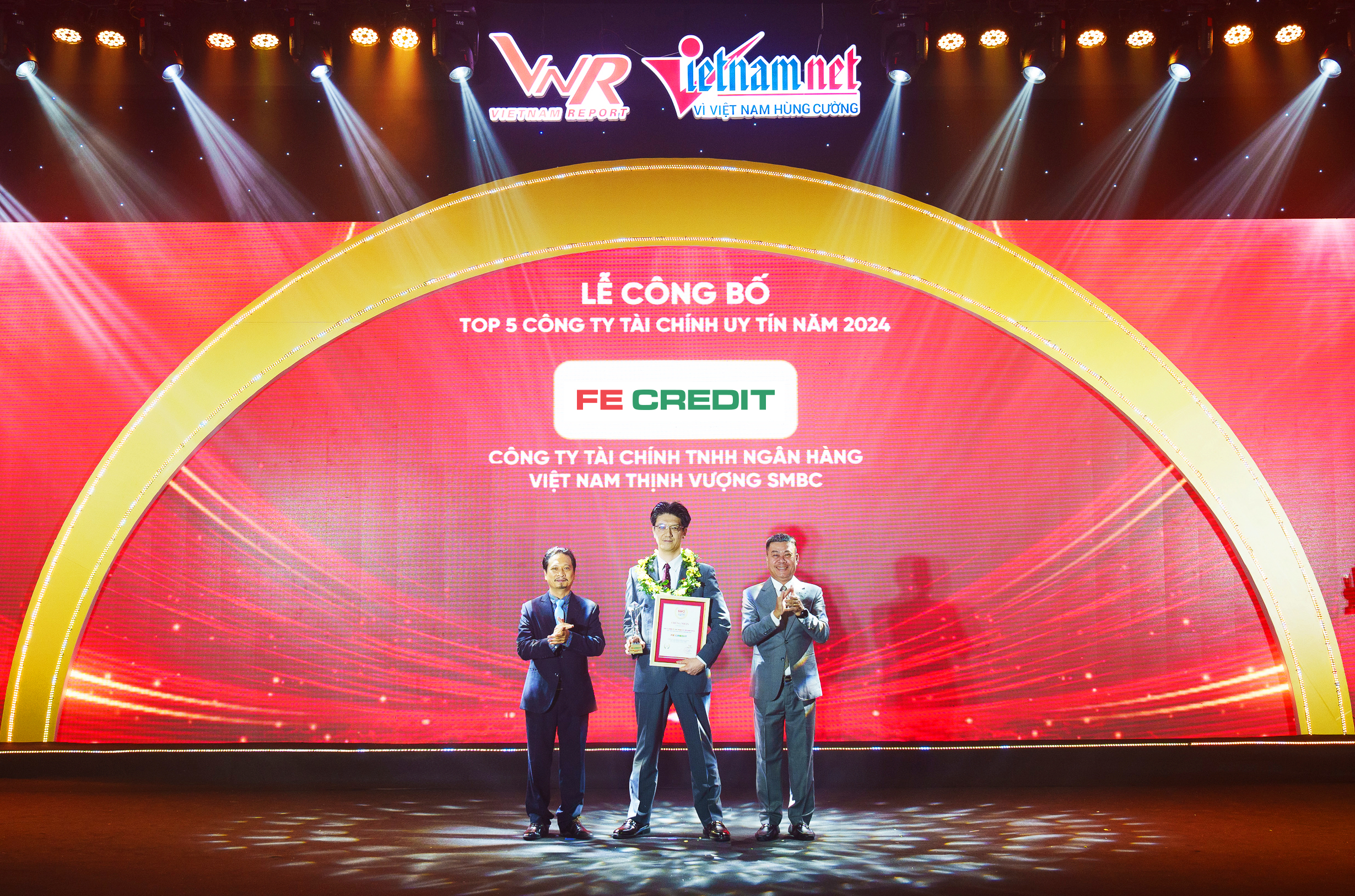 FE CREDIT vinh dự nhận giải thưởng Top 5 Công ty Uy tín ngành Tài chính năm 2024 cho nhóm Công ty Tài chính từ Vietnam Report. FE CREDIT vinh dự nhận giải thưởng Top 5 Công ty Uy tín ngành Tài chính năm 2024 cho nhóm Công ty Tài chính từ Vietnam Report.