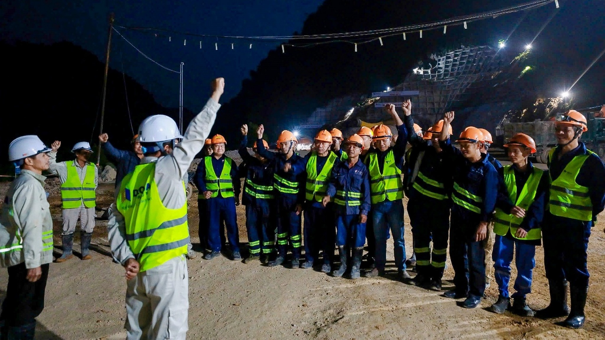 Xuy&ecirc;n đ&ecirc;m th&ocirc;ng hầm tr&ecirc;n cao tốc Đồng Đăng - Tr&agrave; Lĩnh- Ảnh 3.