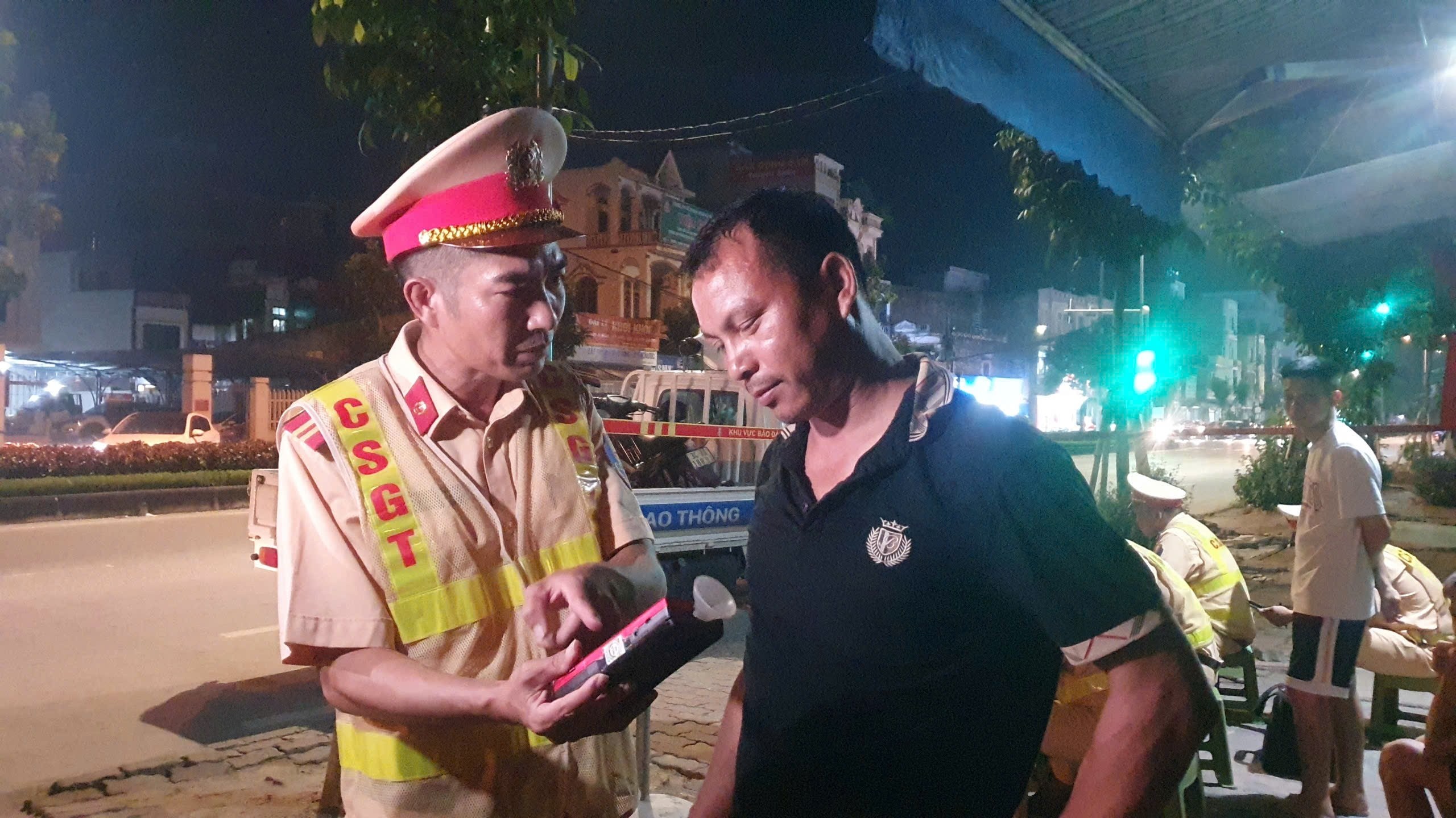 Hải Dương kỷ luật nghi&ecirc;m c&aacute;n bộ kh&ocirc;ng xử l&yacute; triệt để, bỏ qua lỗi vi phạm giao th&ocirc;ng - Ảnh 1.