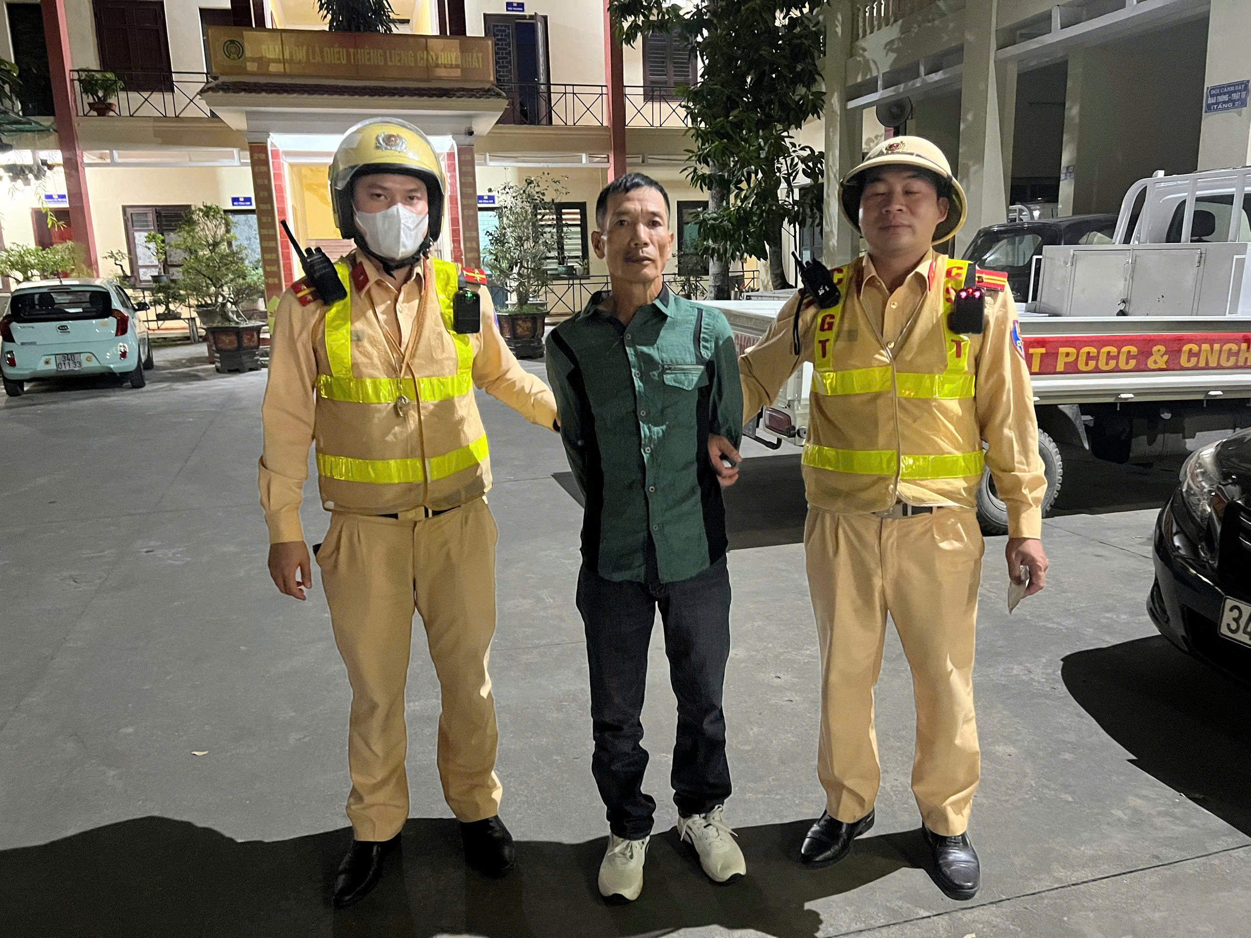 Test nhanh người l&aacute;i xe m&aacute;y kh&ocirc;ng đội mũ bảo hiểm, CSGT ph&aacute;t hiện ma tu&yacute;- Ảnh 1.