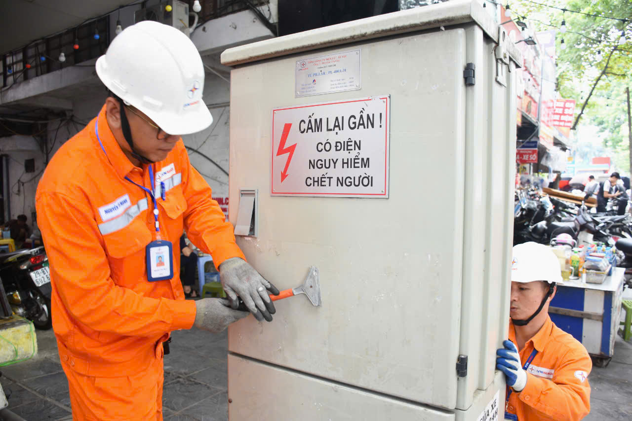 EVNHANOI cảnh b&aacute;o tờ rao vặt, quảng c&aacute;o che lấp tủ điện tiềm ẩn nguy hiểm cho người d&acirc;n- Ảnh 2.