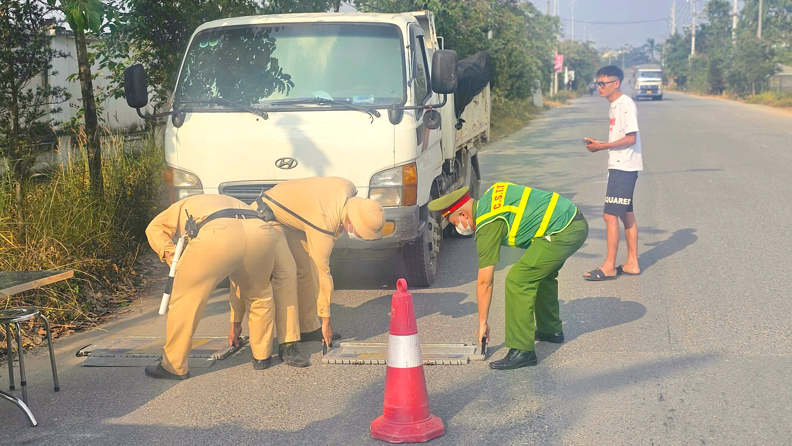 Tăng cường xử l&yacute; xe qu&aacute; tải tại đường huyện sau phản &aacute;nh của B&aacute;o Giao th&ocirc;ng- Ảnh 2.